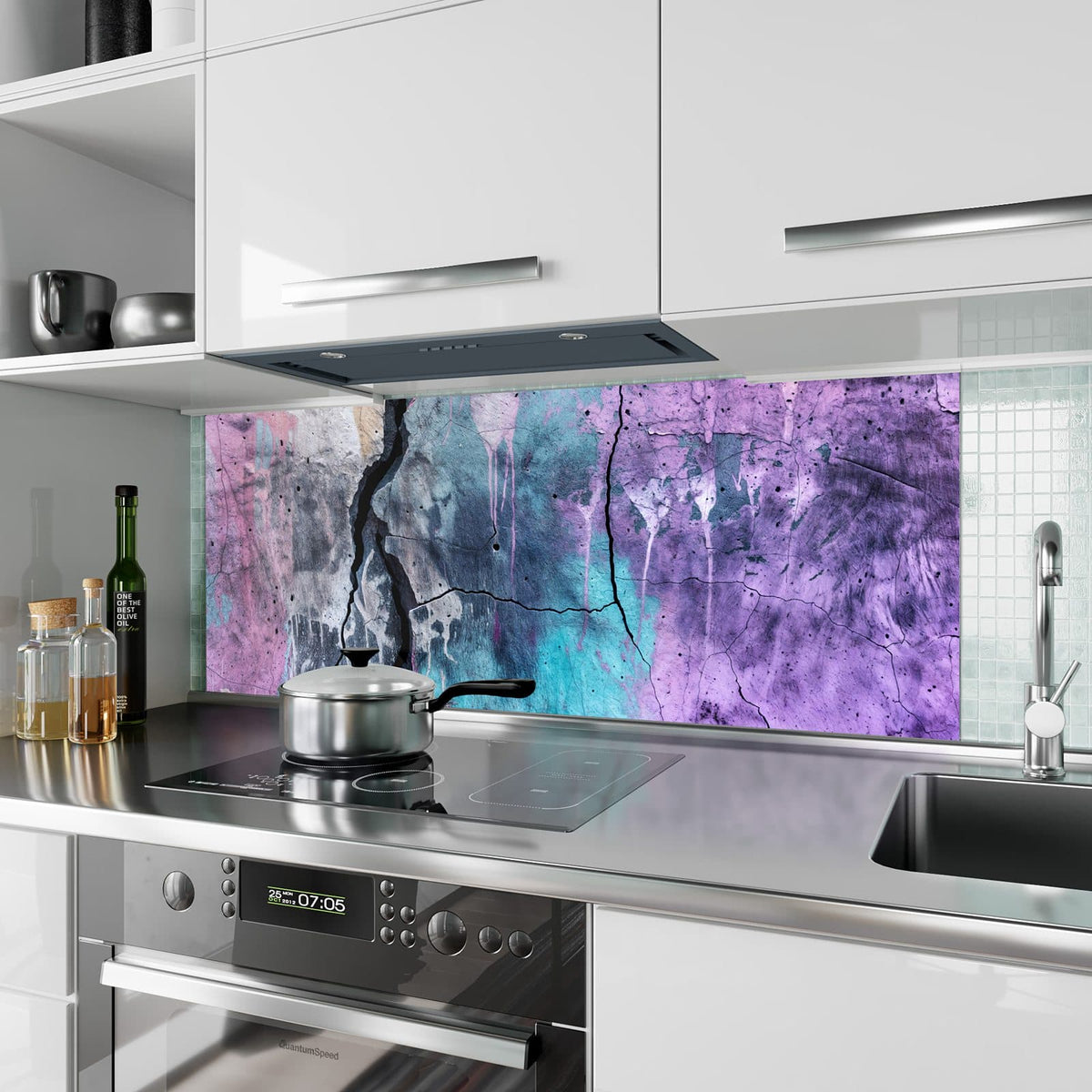 Küchenrückwand aus Glas Rissiger Beton in Lila im Hochformat als Spritzschutz hinter dem Kochfeld, über dem Fliesenspiegel montiert