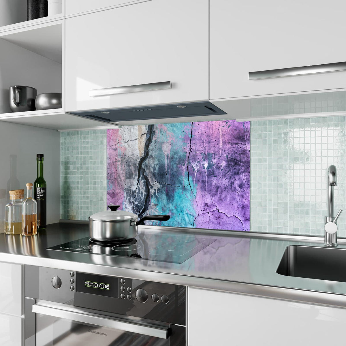 Küchenrückwand aus Glas Rissiger Beton in Lila im Hochformat als Spritzschutz hinter dem Kochfeld, über dem Fliesenspiegel montiert