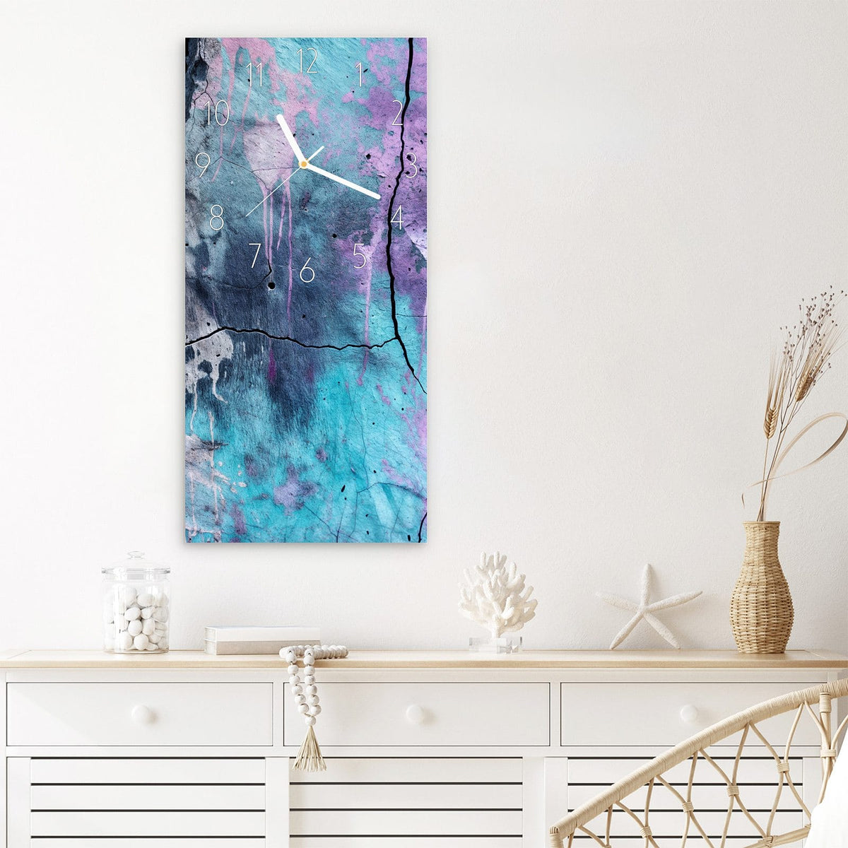 Wanduhr Graffiti Wand Kunst aus Glas – Hochformat 30 × 60 cm – Rissiger Beton in Flieder und Türkis