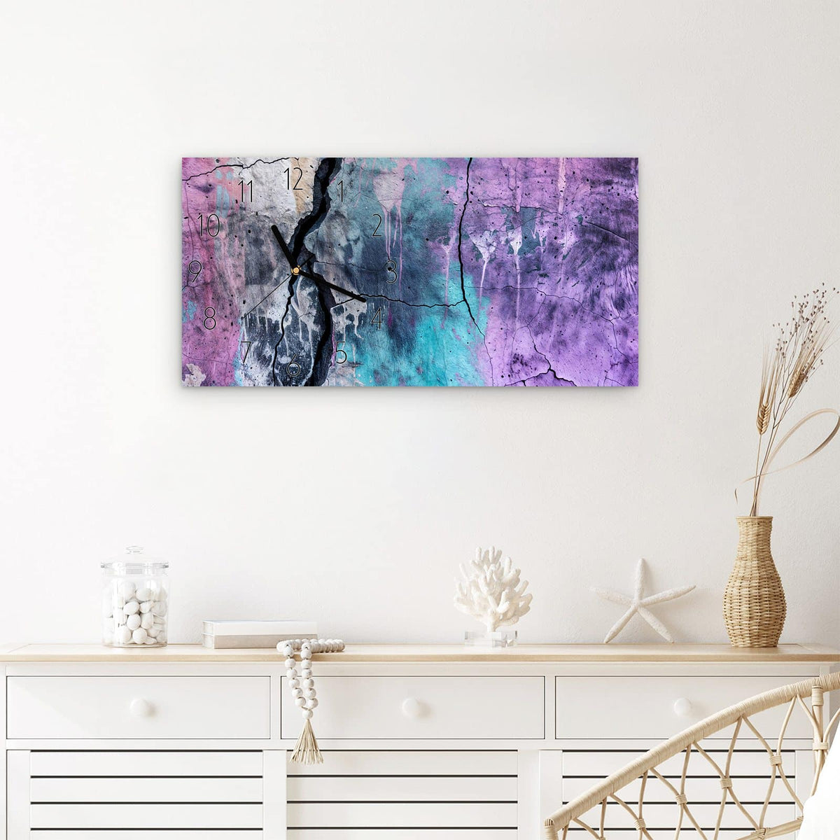 Wanduhr Graffiti Wand Kunst aus Glas – Querformat 60 × 30 cm – Rissiger Beton in Flieder und Türkis