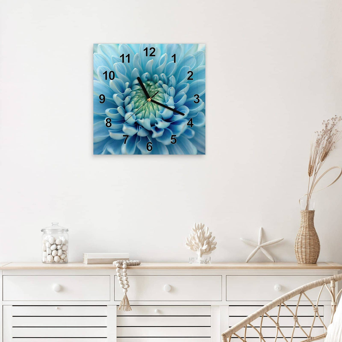 Quadratische Wanduhr aus Glas Helle Chrysantheme mit Ziffernblatt Modern über einem weißen Sideboard