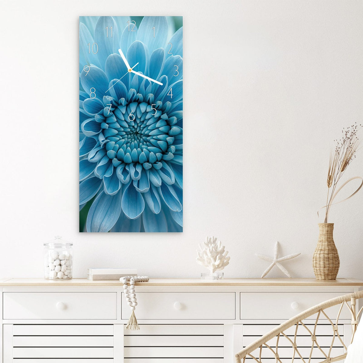 Wanduhr Blaue Blüte Makro aus Glas – Hochformat 30 × 60 cm – Blaue Blüte in Makroaufnahme