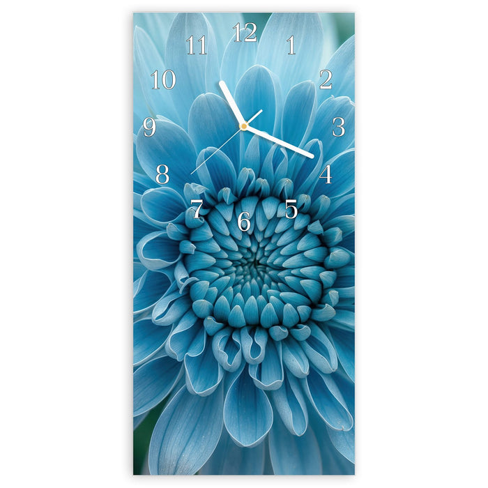 Wanduhr Blaue Blüte Makro aus Glas – Hochformat 30 × 60 cm mit Ziffernblatt Klassisch