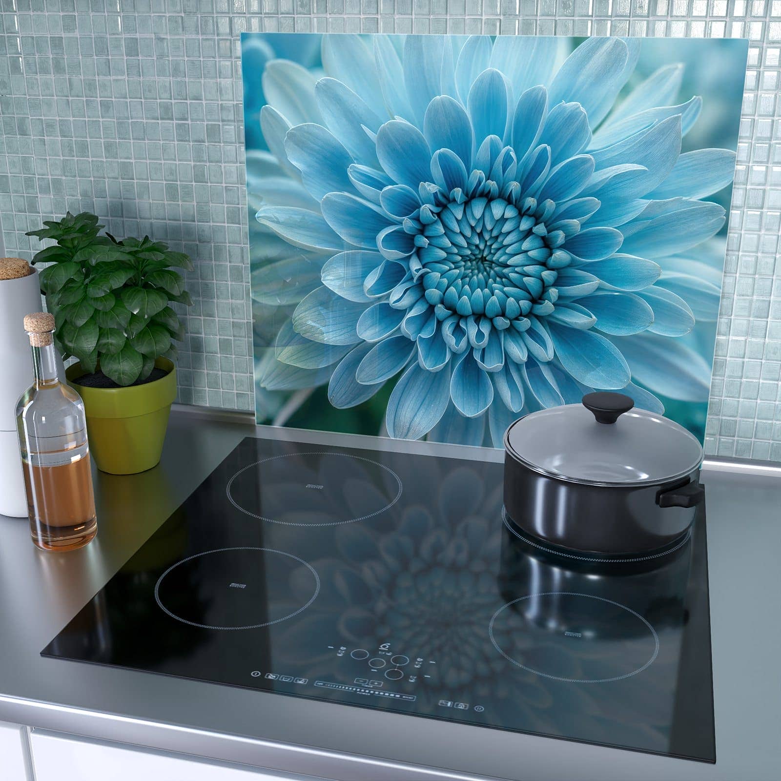 1-teilige Herdabdeckung mit Blaue Blüte Makro-Motiv als Spritzschutz hinter dem Kochfeld