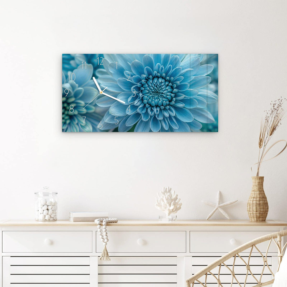 Wanduhr Blaue Blüte Makro aus Glas – Querformat 60 × 30 cm – Blaue Blüte in Makroaufnahme
