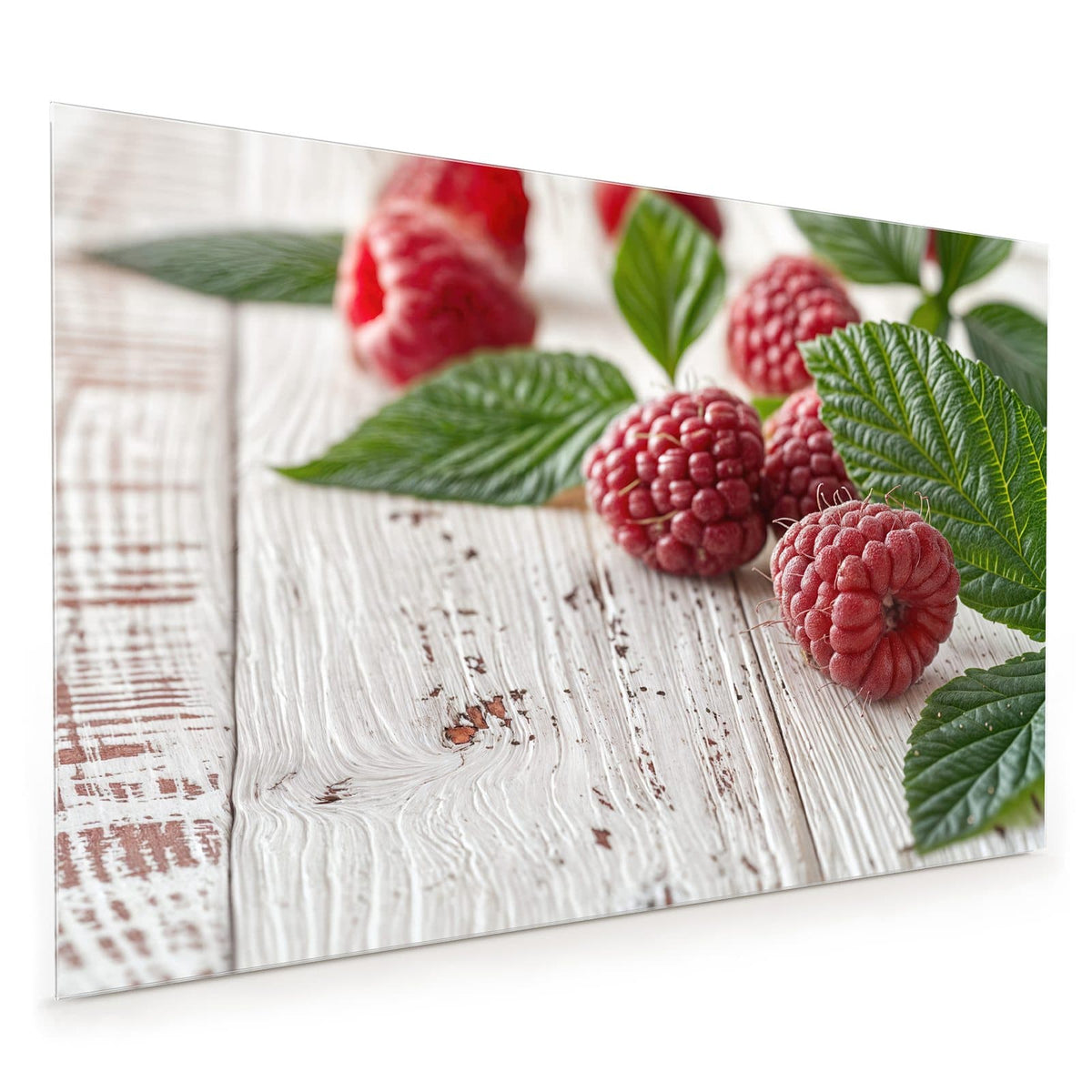 Küchenrückwand aus Glas im Hochformat: Himbeeren mit grünen Blättern auf weiß gestrichenem Holz