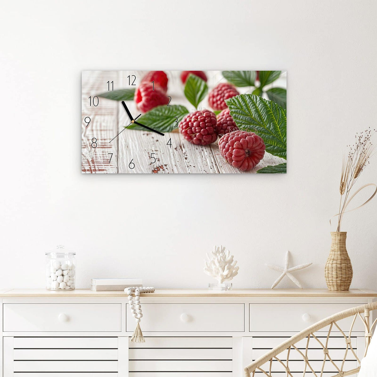 Wanduhr Himbeeren Holztisch aus Glas – Querformat 60 × 30 cm – Himbeeren auf weißem Holz