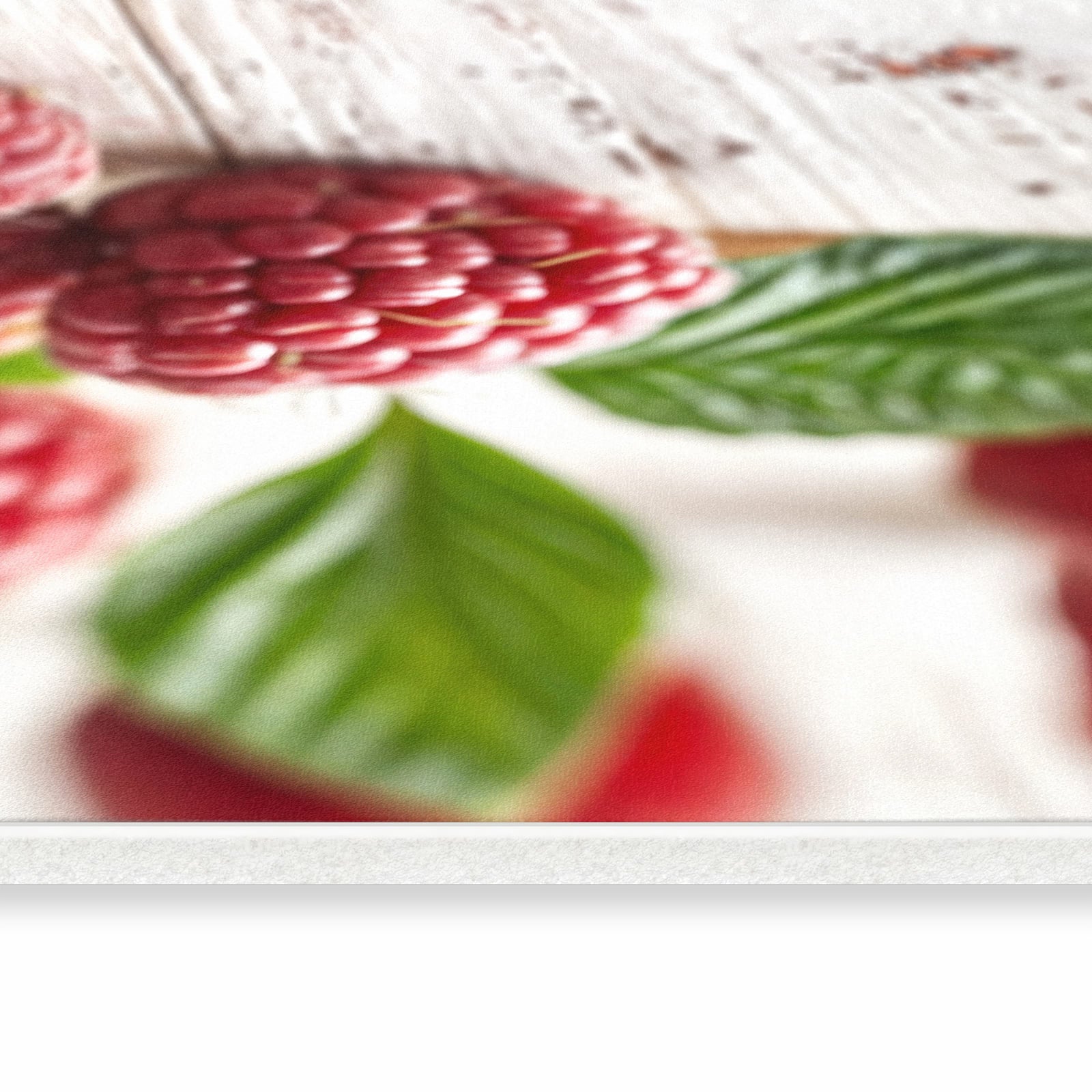 Hygienischer Küchenteppich mit Motiv Himbeeren Holztisch in seitlicher Ansicht