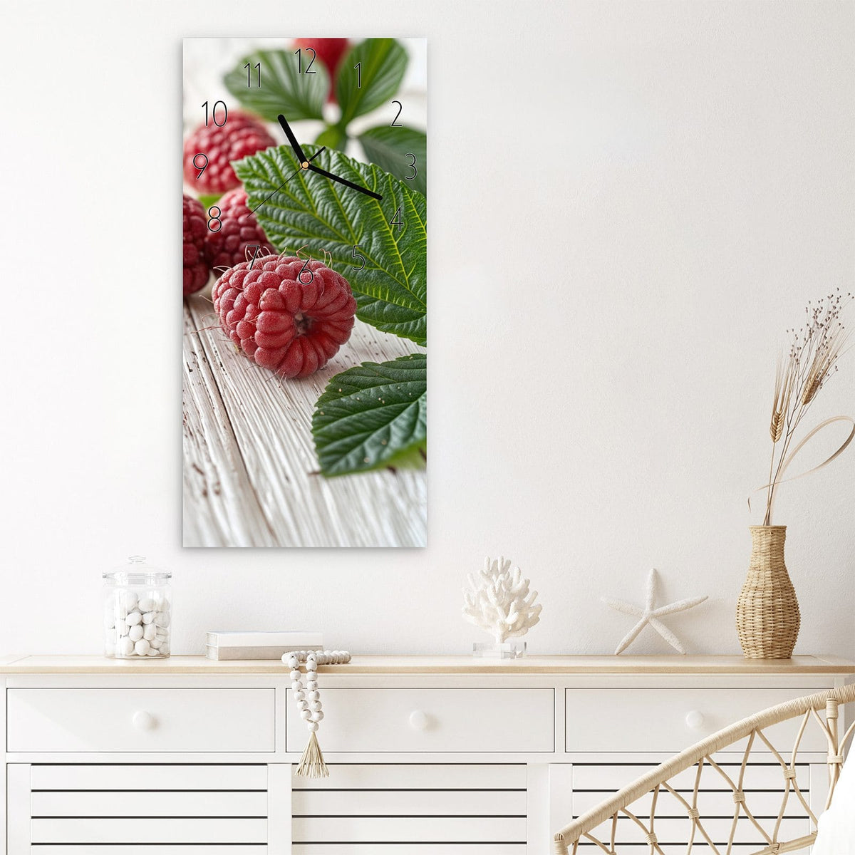 Wanduhr Himbeeren Holztisch aus Glas – Himbeeren auf weißem Holz