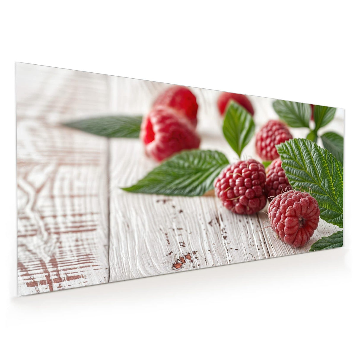 Küchenrückwand aus Glas im Hochformat: Himbeeren mit grünen Blättern auf weiß gestrichenem Holz