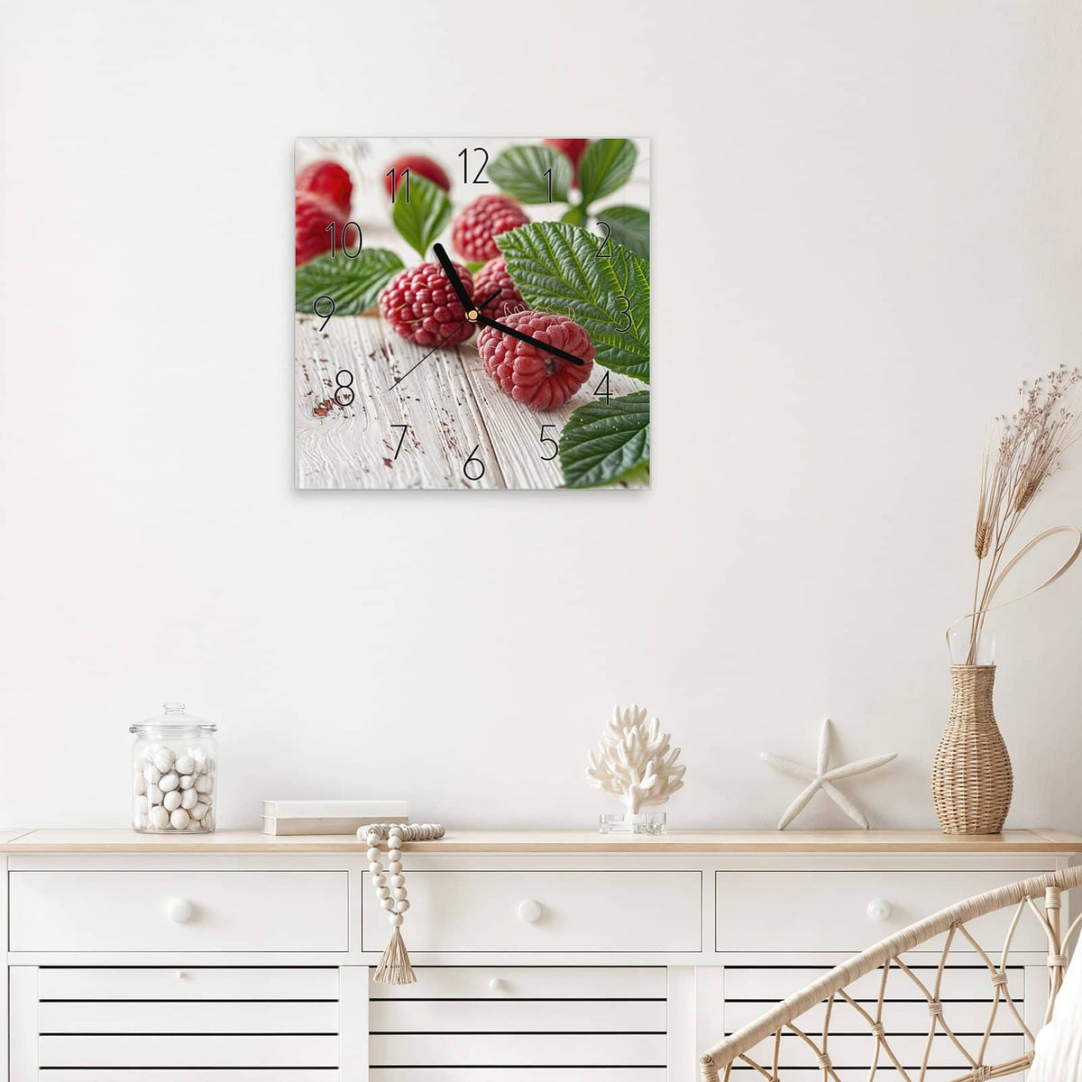 Wanduhr Himbeeren auf Weiß aus Glas – Quadratisch 30 × 30 cm – Himbeeren auf weißem Holz