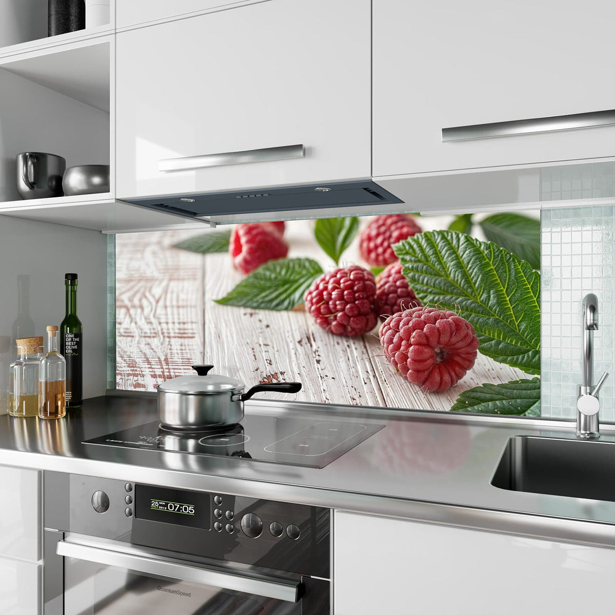 Küchenrückwand aus Glas Himbeeren auf Weiß im Hochformat als Spritzschutz hinter dem Kochfeld, über dem Fliesenspiegel montiert