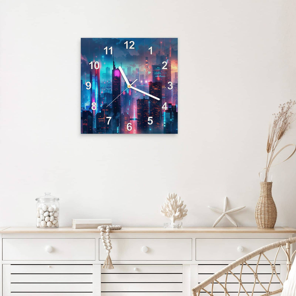 Quadratische Wanduhr aus Glas Neon Skyline bei Nacht mit Ziffernblatt Modern über einem weißen Sideboard