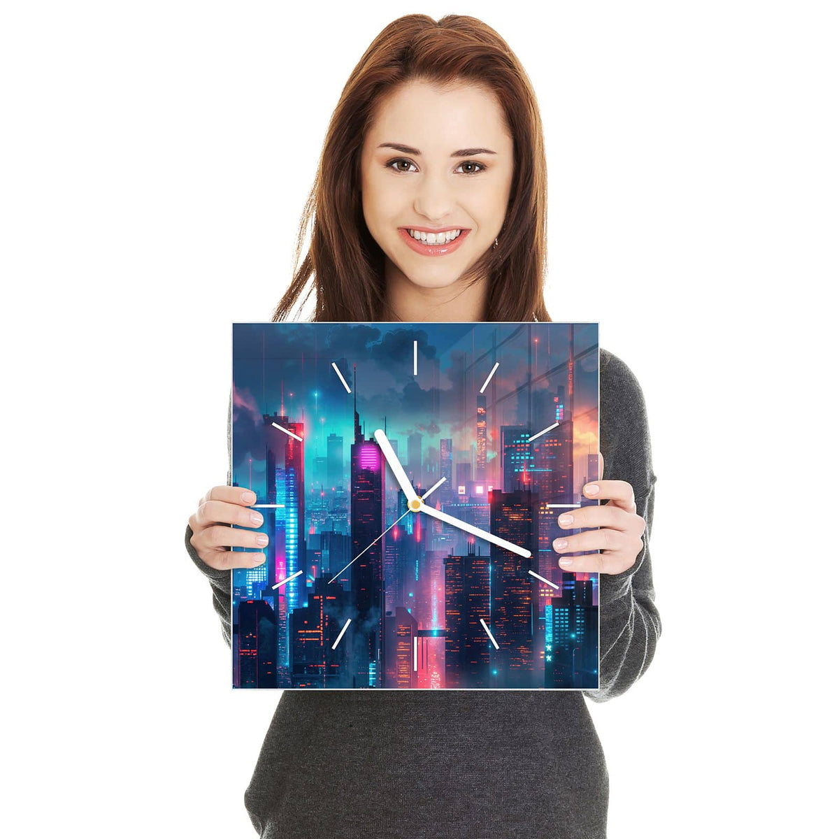 Quadratische Wanduhr aus Glas Neon Skyline bei Nacht in zwei Händen gehalten – Größenvergleich, 30 × 30 cm
