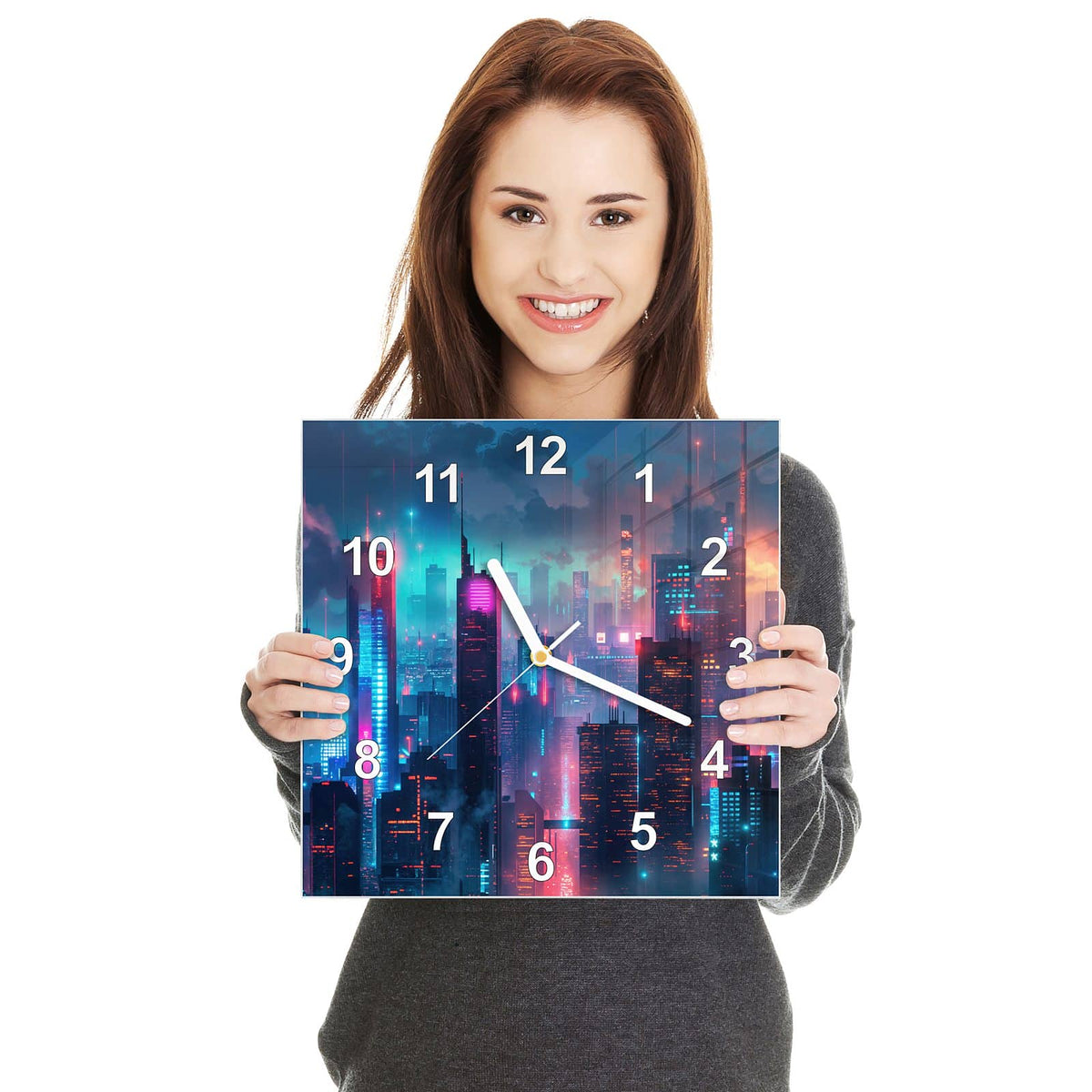 Quadratische Wanduhr aus Glas Neon Skyline bei Nacht in zwei Händen gehalten – Größenvergleich, 30 × 30 cm