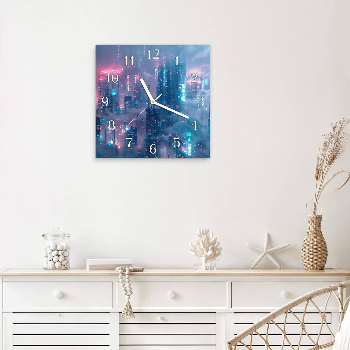 Quadratische Wanduhr aus Glas Wolkenkratzer in Neon mit Ziffernblatt Klassisch über einem weißen Sideboard
