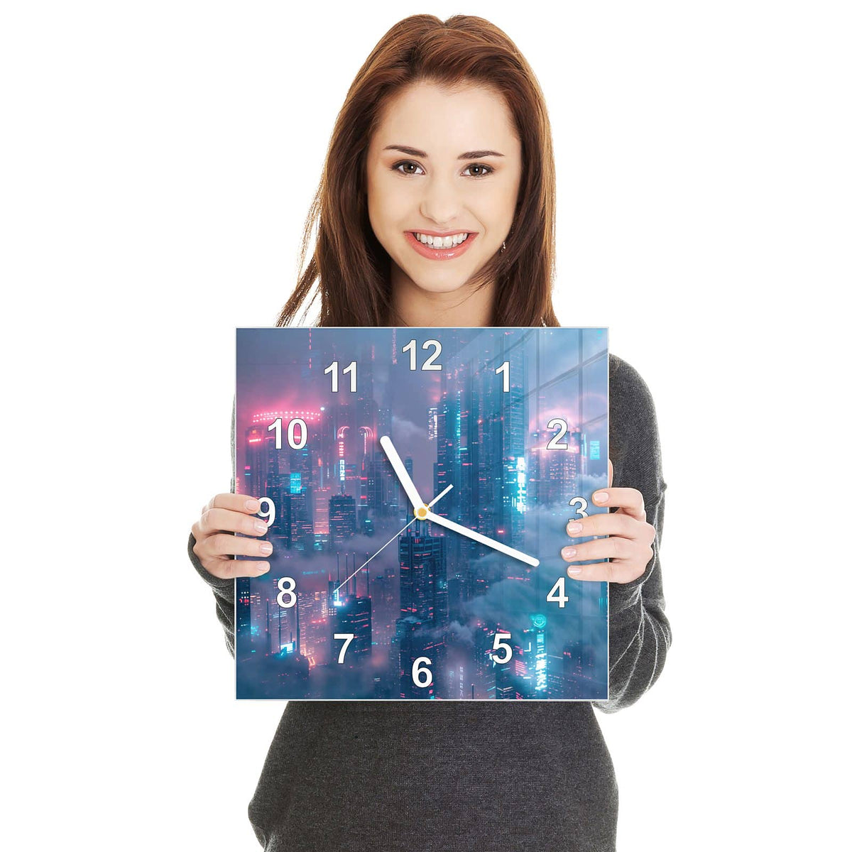 Quadratische Wanduhr aus Glas Wolkenkratzer in Neon in zwei Händen gehalten – Größenvergleich, 30 × 30 cm