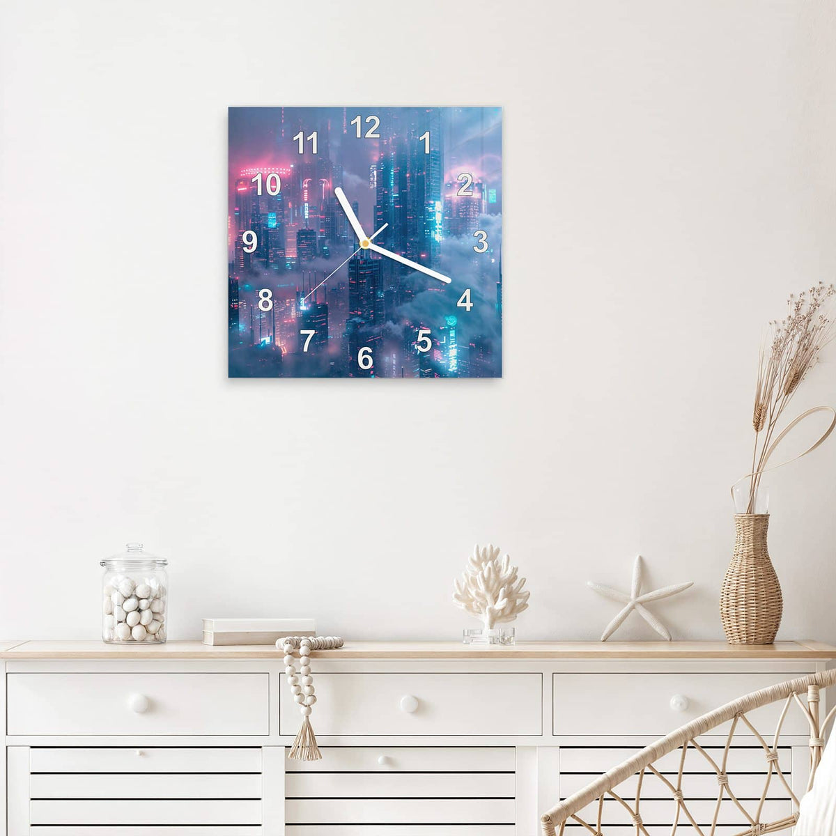 Quadratische Wanduhr aus Glas Wolkenkratzer in Neon mit Ziffernblatt Modern über einem weißen Sideboard