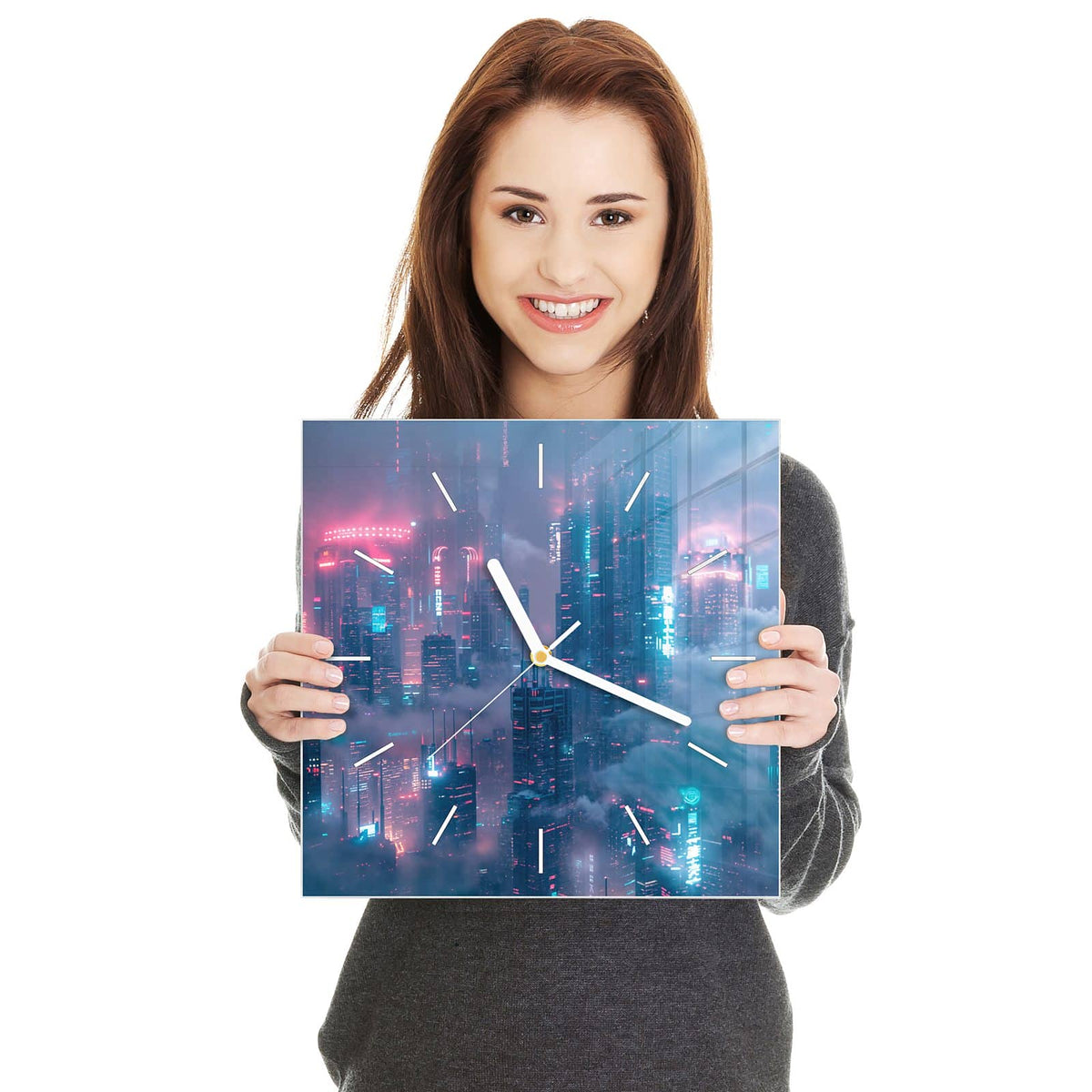 Quadratische Wanduhr aus Glas Wolkenkratzer in Neon in zwei Händen gehalten – Größenvergleich, 30 × 30 cm