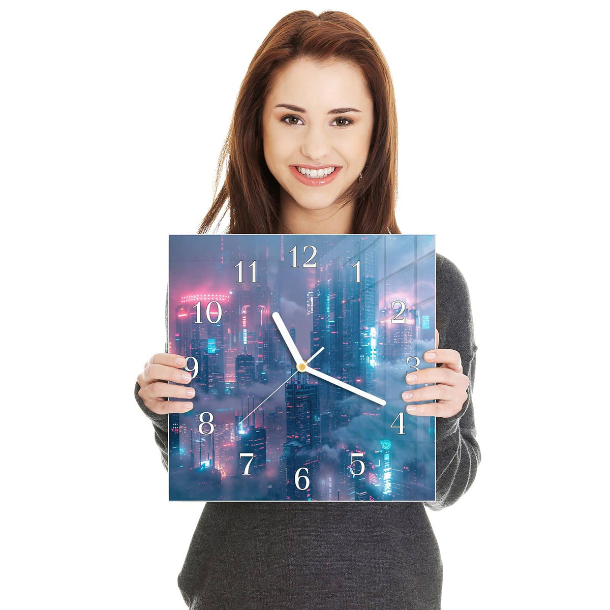 Quadratische Wanduhr aus Glas Wolkenkratzer in Neon in zwei Händen gehalten – Größenvergleich, 30 × 30 cm