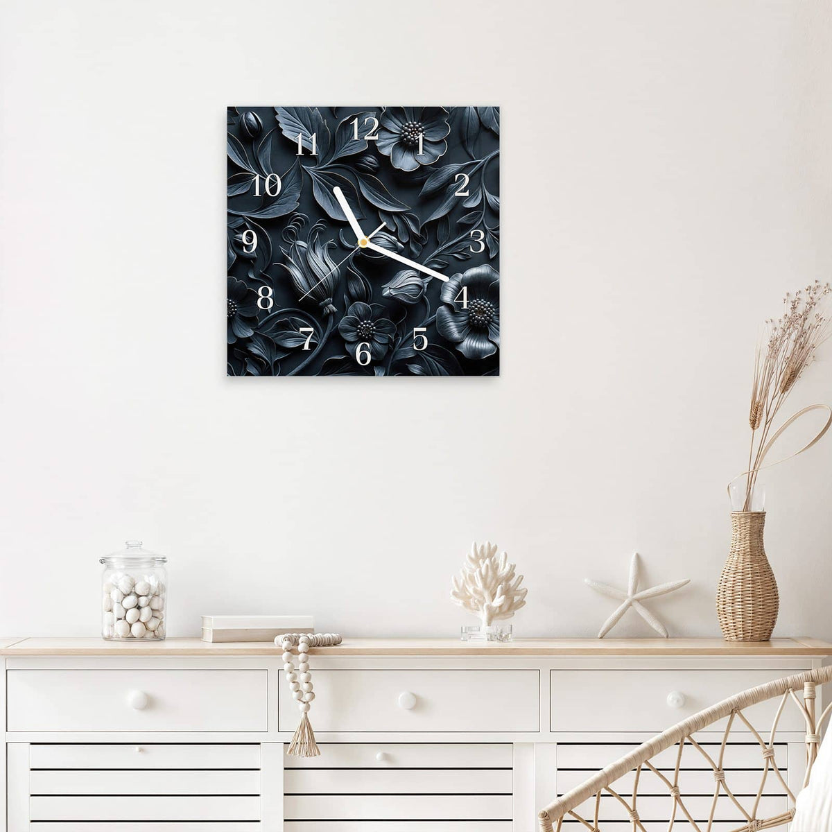 Quadratische Wanduhr aus Glas Relief in Anthrazitblau mit Ziffernblatt Klassisch über einem weißen Sideboard