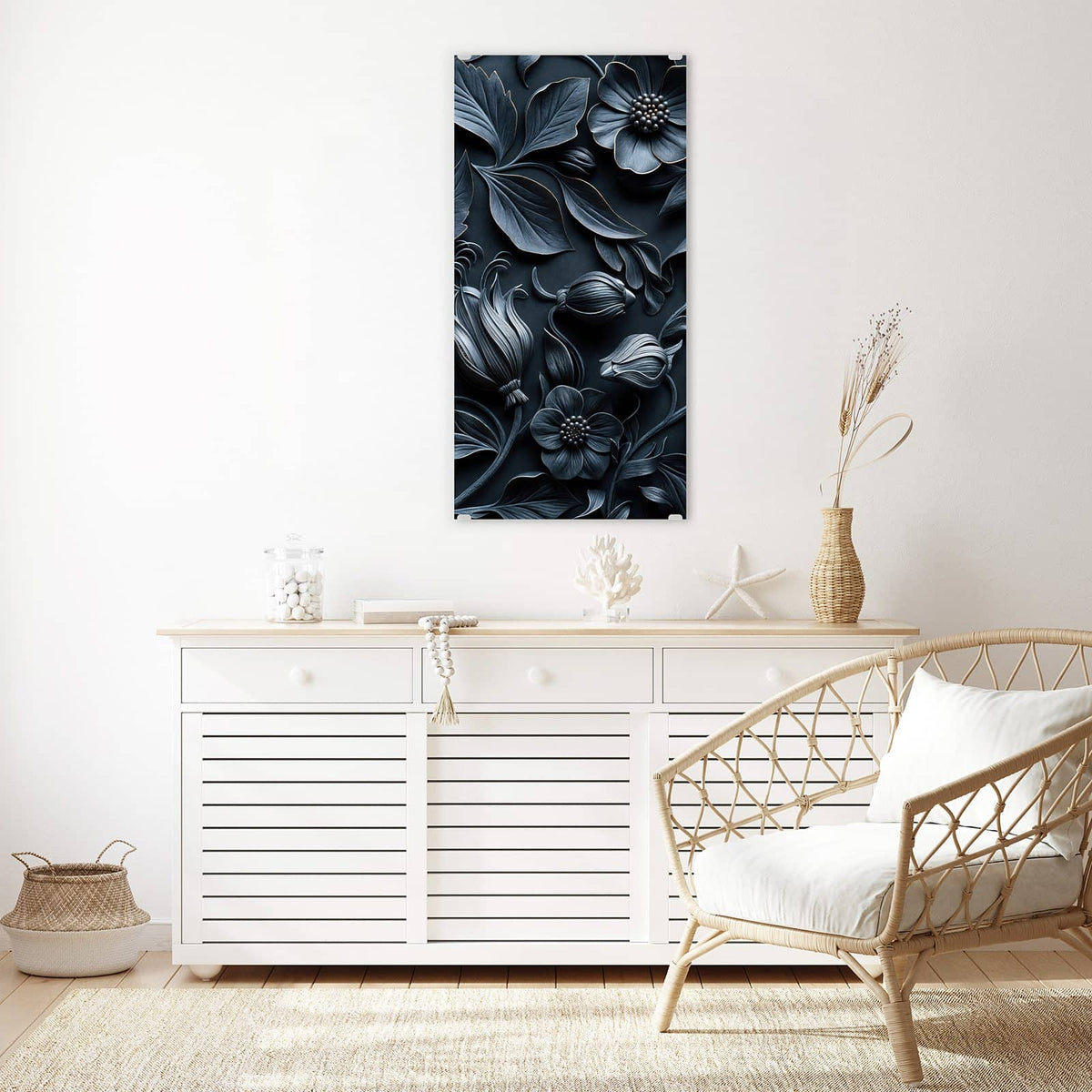 Wandbild aus Glas Relief in Anthrazitblau über einem weißen Sideboard neben einem Rattansessel