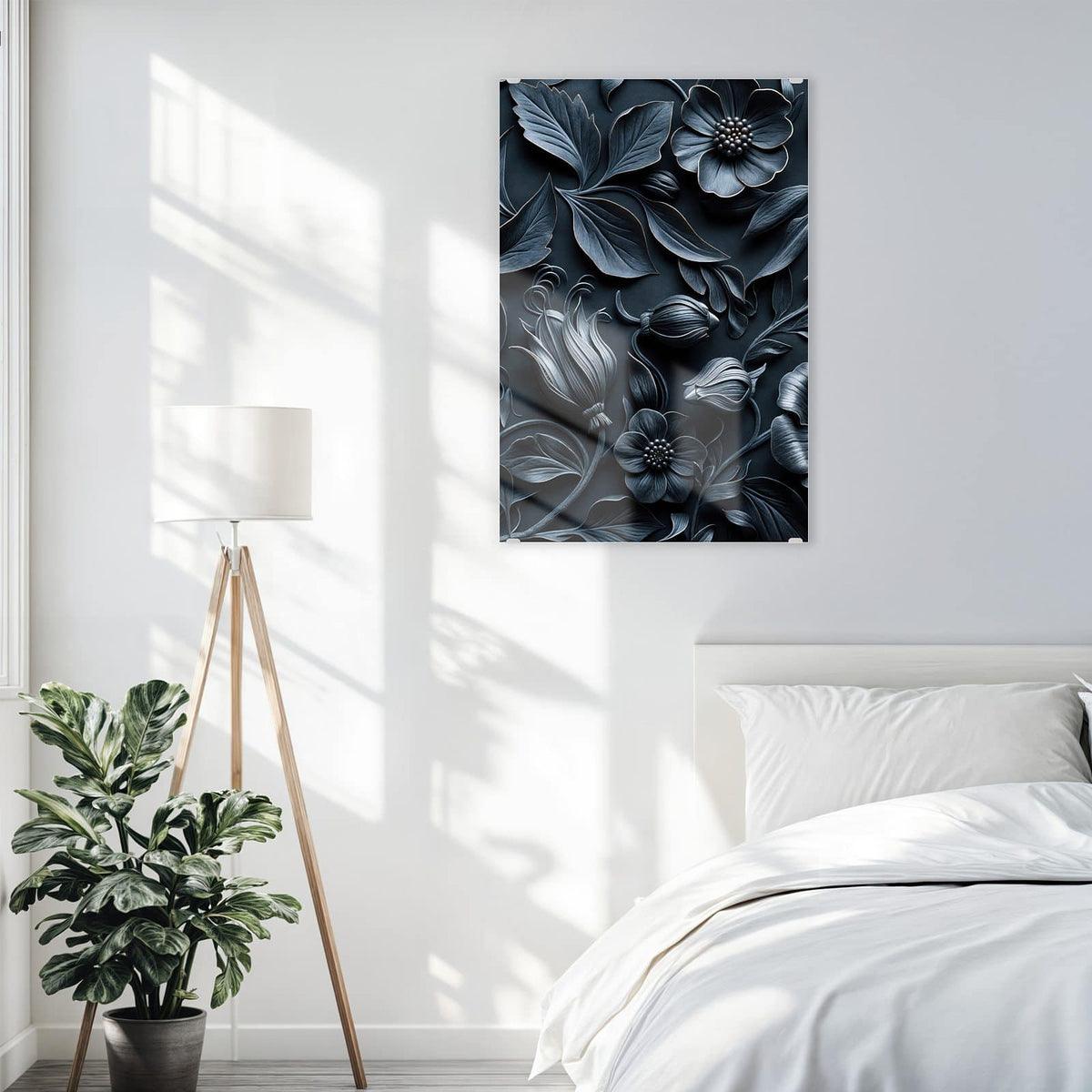Wandbild aus Glas Relief in Anthrazitblau über einem Bett im hellen Schlafzimmer