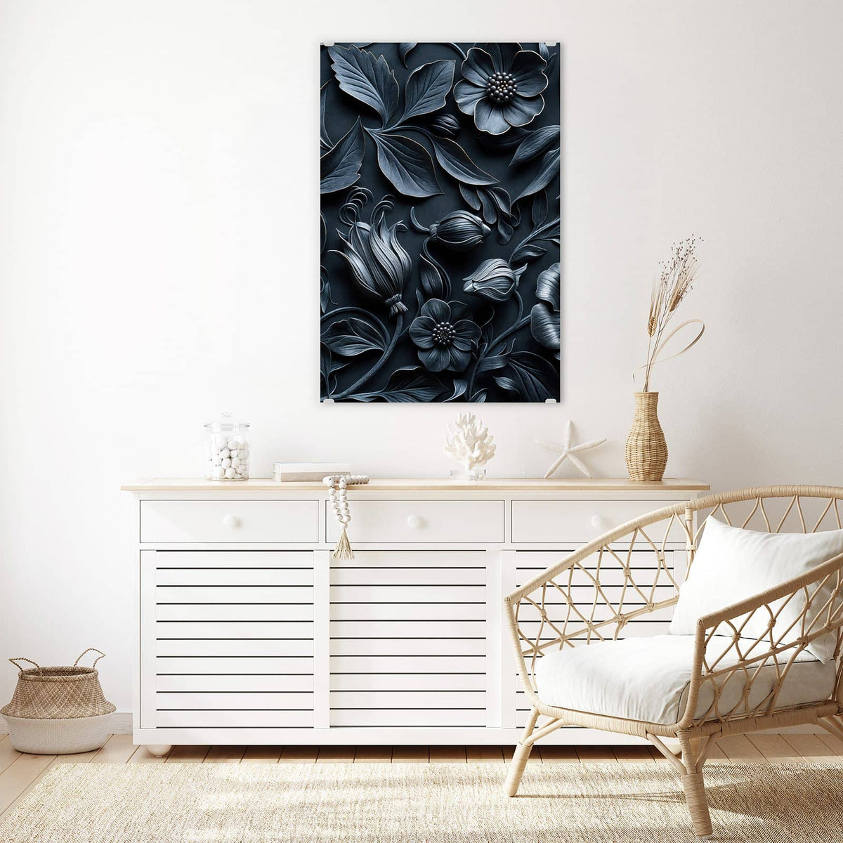 Wandbild aus Glas Relief in Anthrazitblau über einem weißen Sideboard neben einem Rattansessel