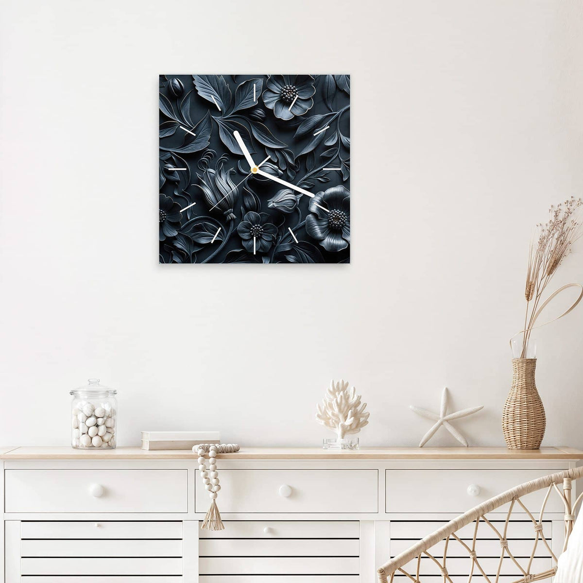 Quadratische Wanduhr aus Glas Relief in Anthrazitblau mit Ziffernblatt Linie über einem weißen Sideboard