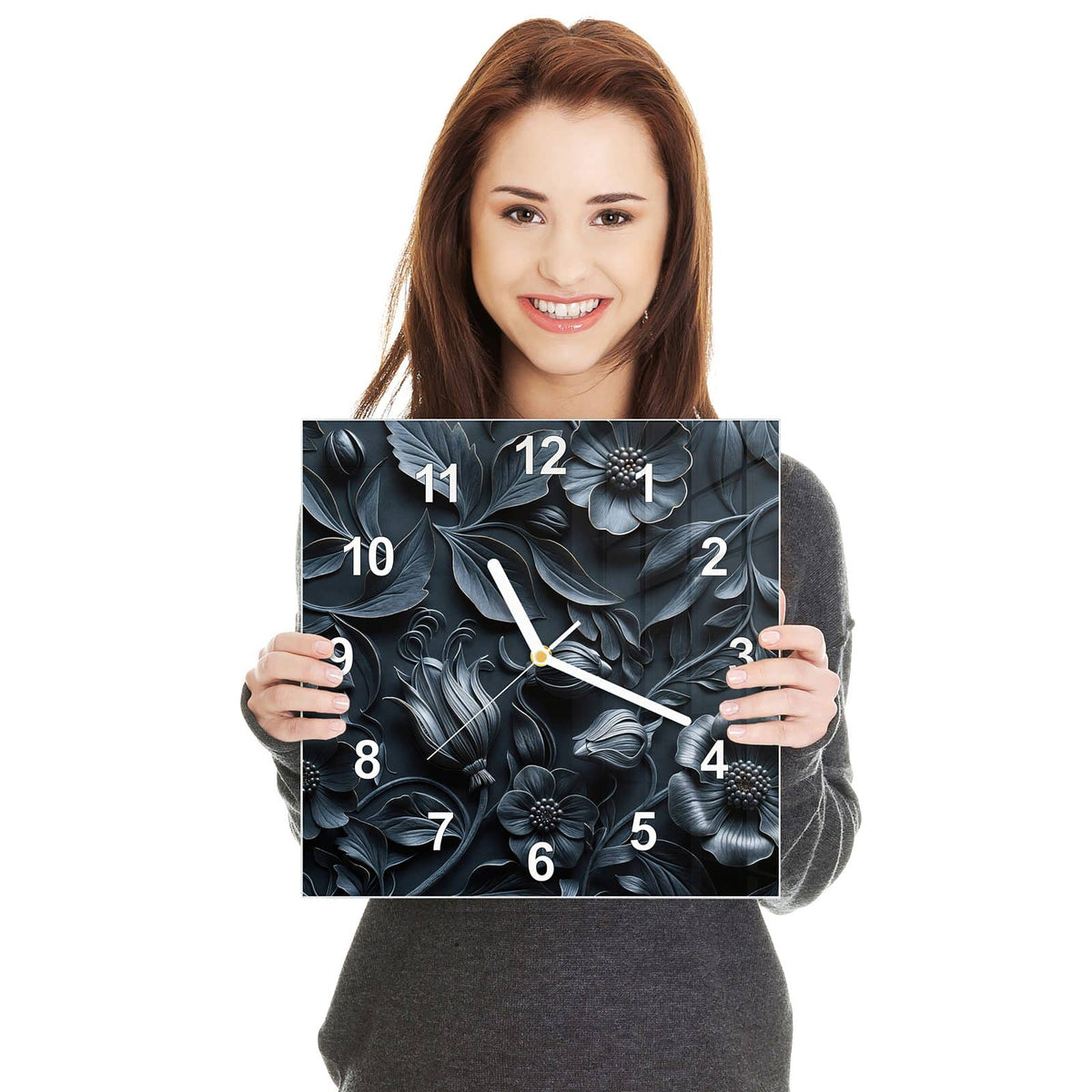 Quadratische Wanduhr aus Glas Relief in Anthrazitblau in zwei Händen gehalten – Größenvergleich, 30 × 30 cm