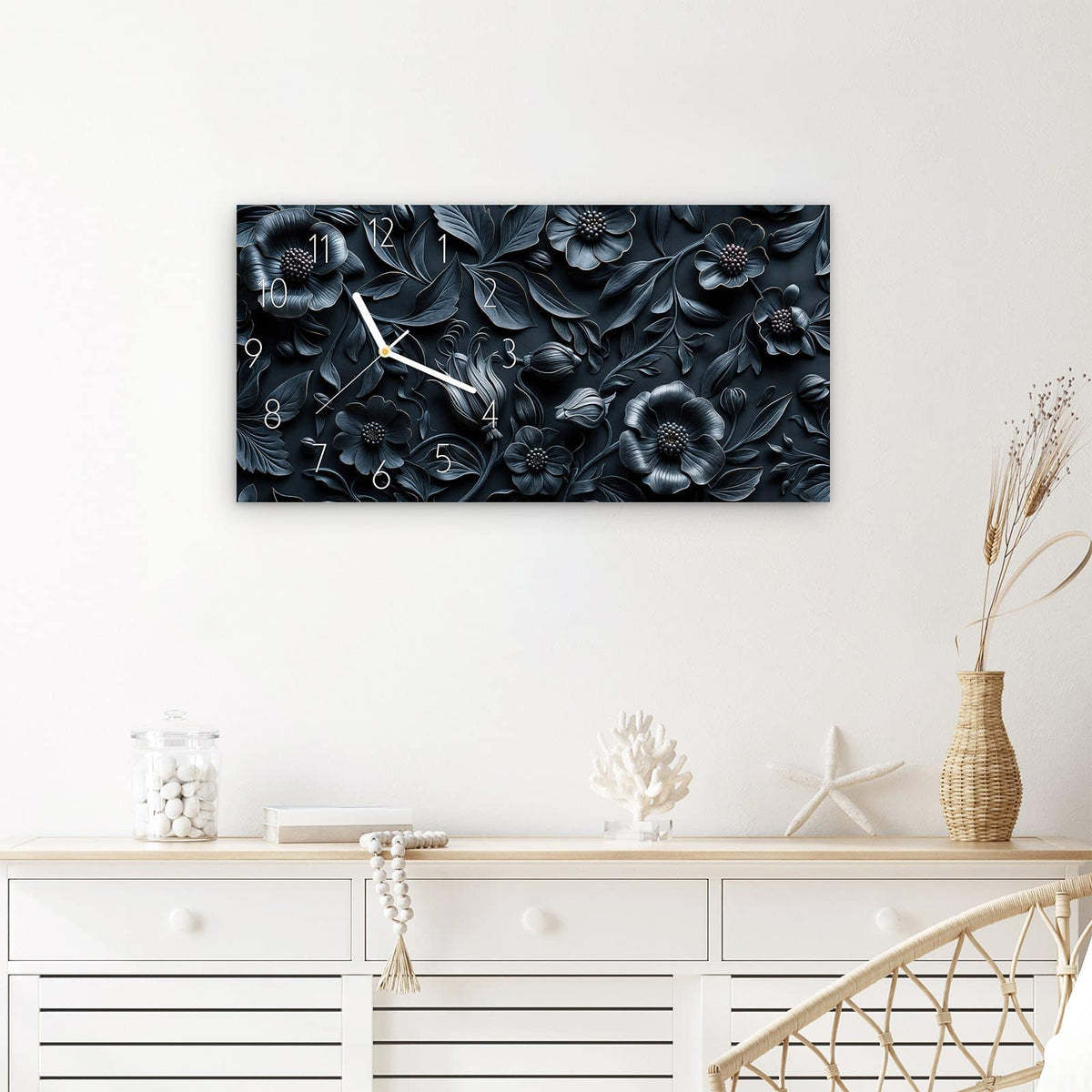 Wanduhr Florales Muster aus Glas – Querformat 60 × 30 cm – Barocke Blütenornamente auf Schwarz
