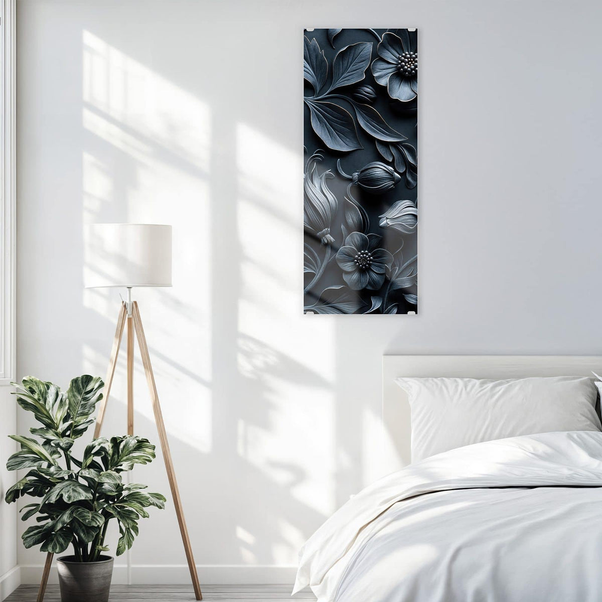 Wandbild aus Glas Relief in Anthrazitblau über einem Bett im hellen Schlafzimmer