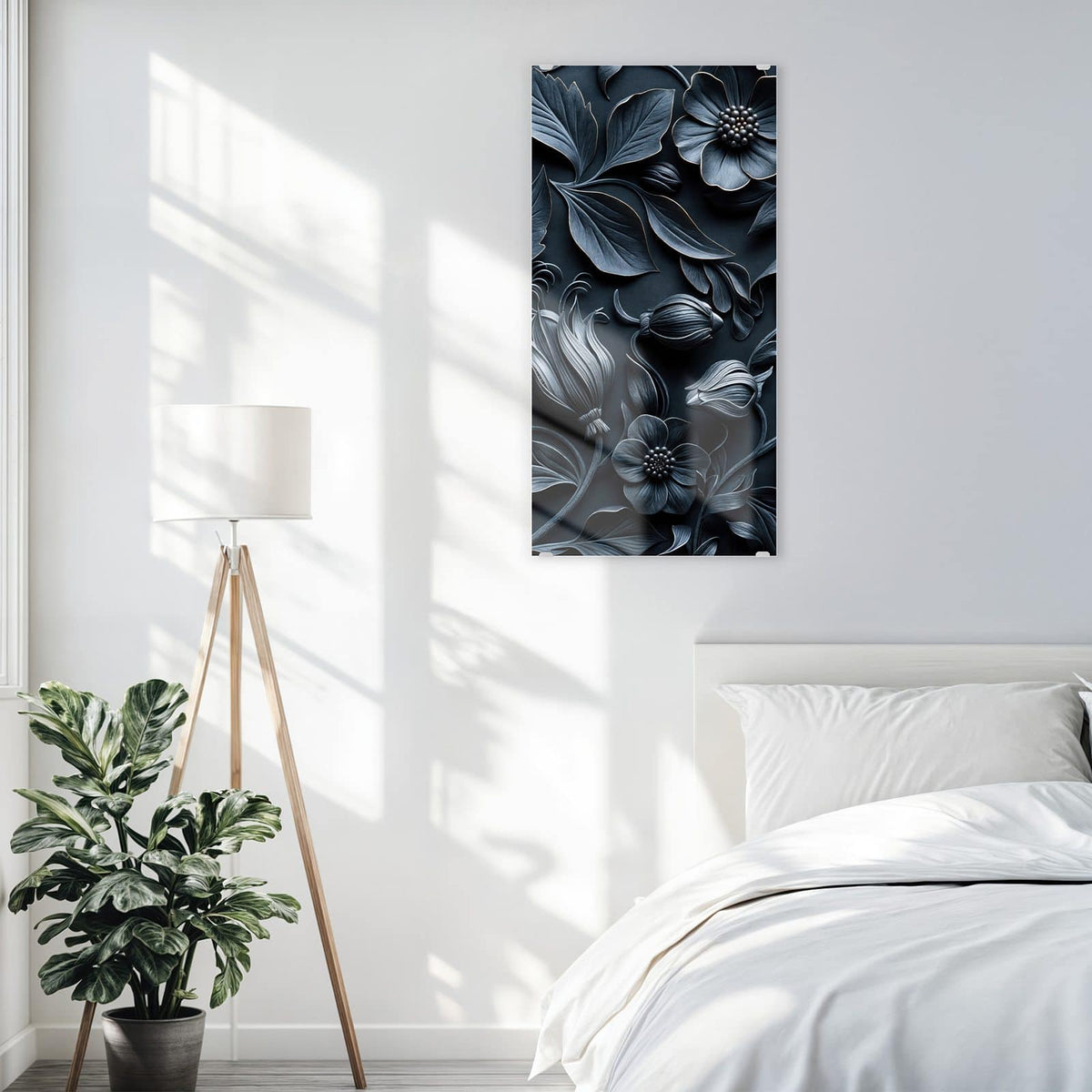 Wandbild aus Glas Relief in Anthrazitblau über einem Bett im hellen Schlafzimmer
