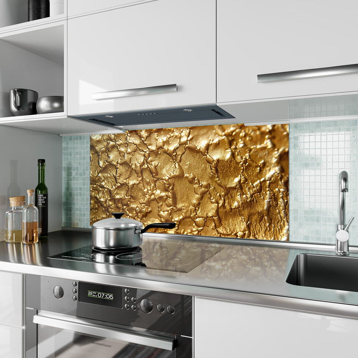 Küchenrückwand aus Glas Rissiges Gold im Hochformat als Spritzschutz hinter dem Kochfeld, über dem Fliesenspiegel montiert