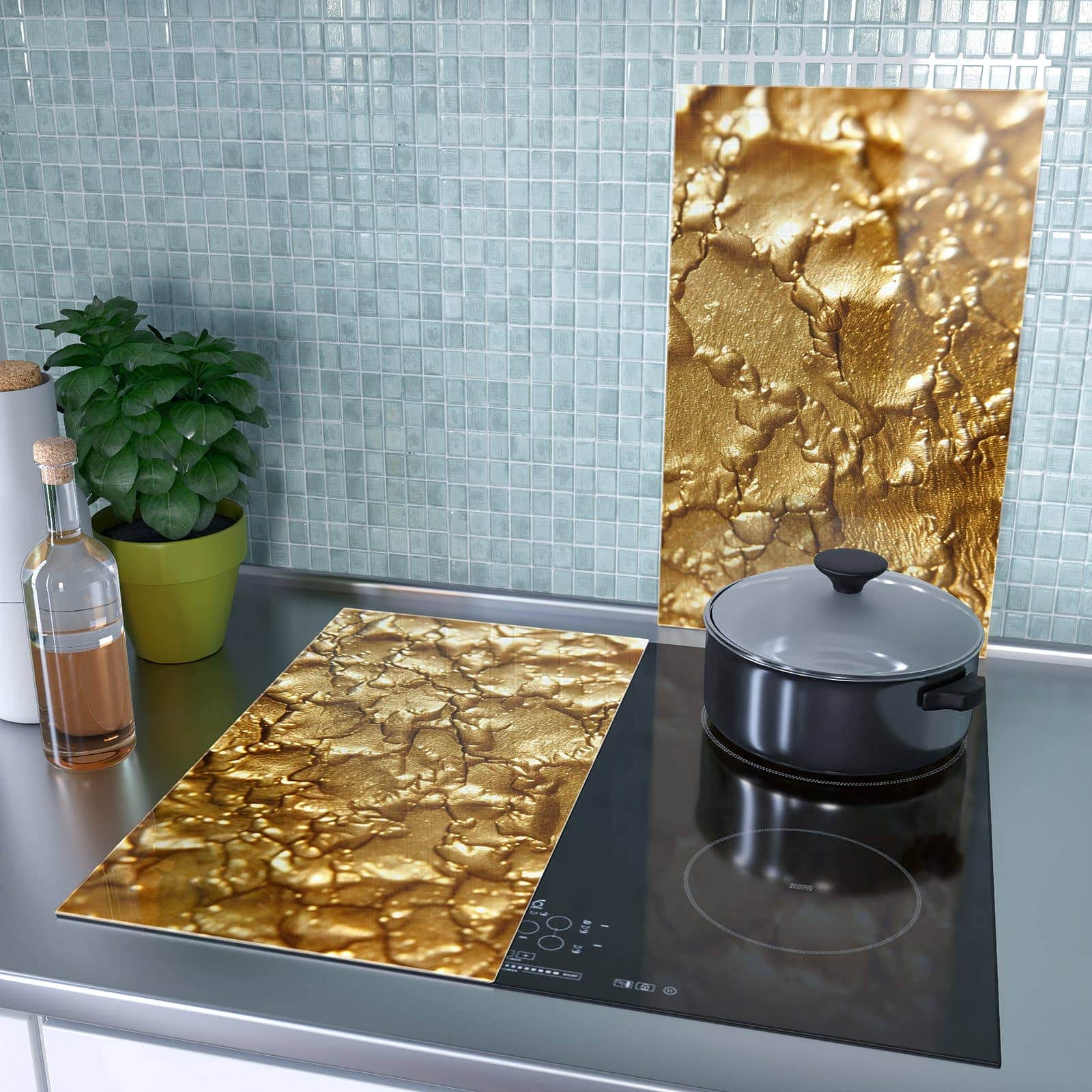 2-teilige Herdabdeckung aus Glas mit Goldene Struktur-Motiv als Spritzschutz hinter dem Kochfeld