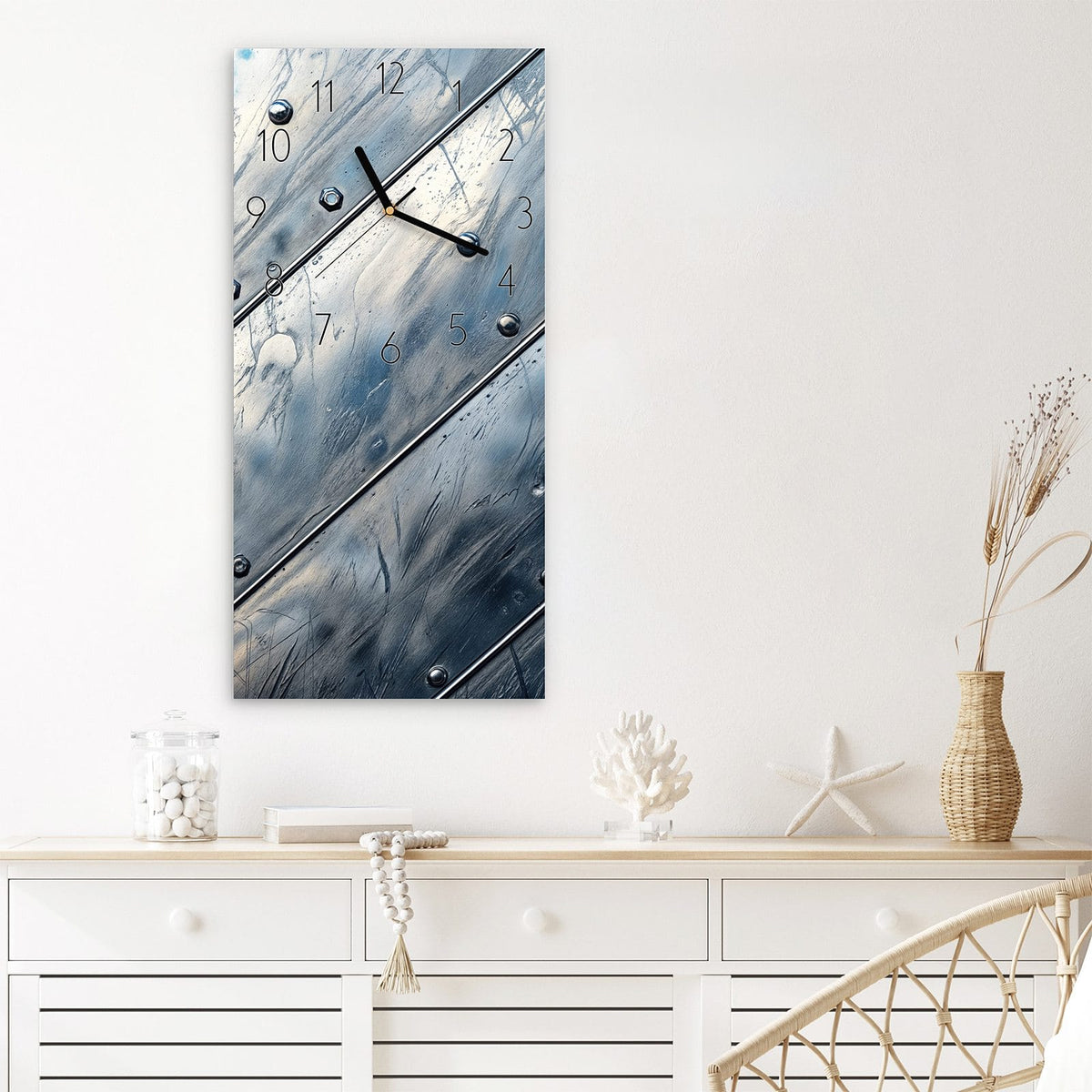 Wanduhr Diagonale Metallpaneele aus Glas – Hochformat 30 × 60 cm – Genietete Metallpaneele in Silber