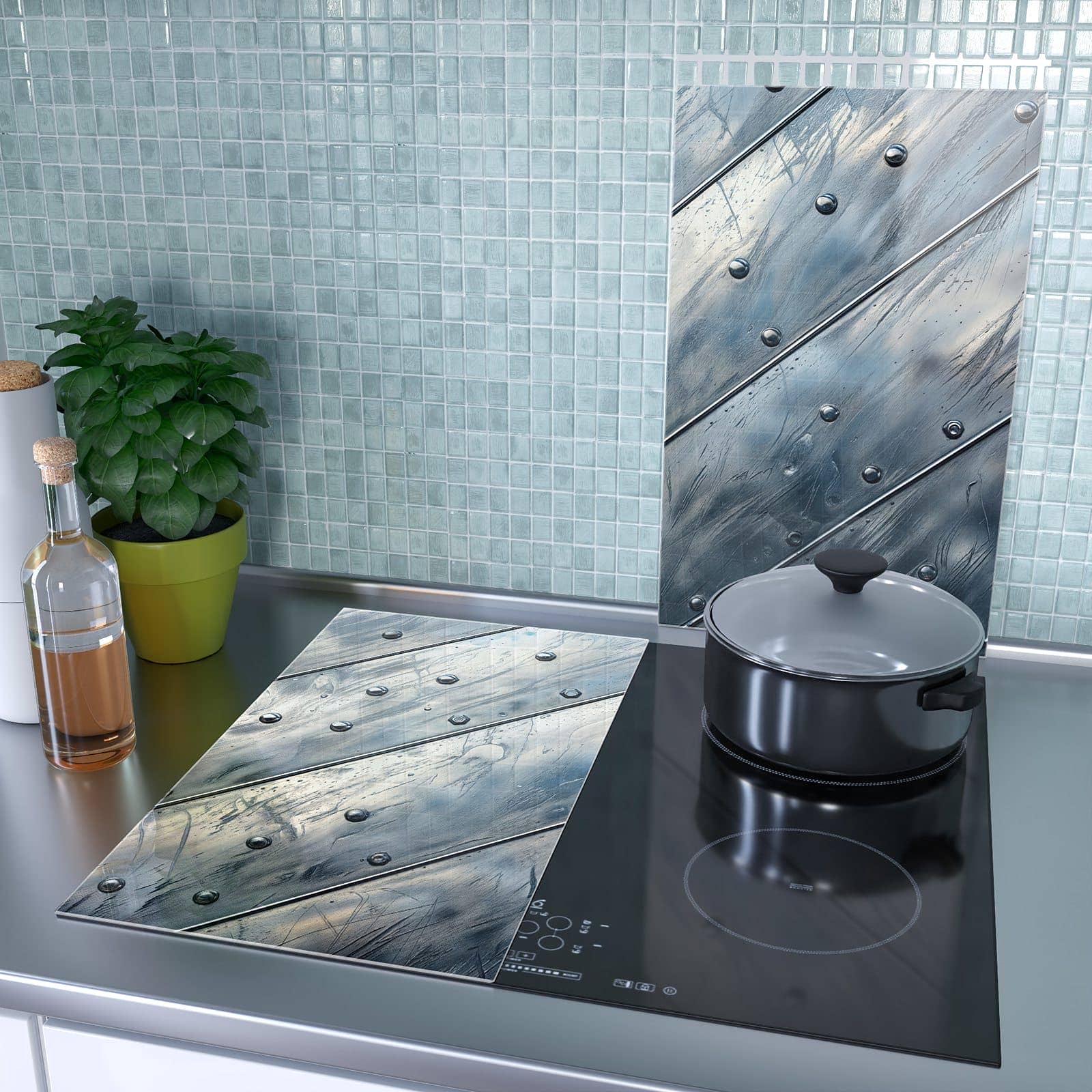 2-teilige Herdabdeckung für Induktionsfeld mit Metallplatte-Motiv als Spritzschutz hinter dem Kochfeld