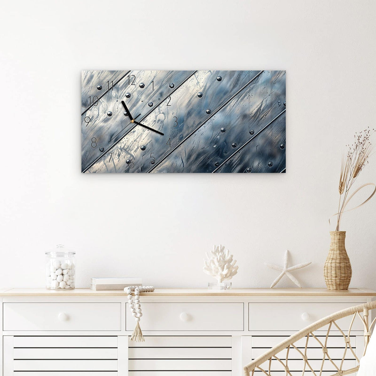 Wanduhr Metallplatte aus Glas – Querformat 60 × 30 cm – Genietete Metallpaneele in Silber