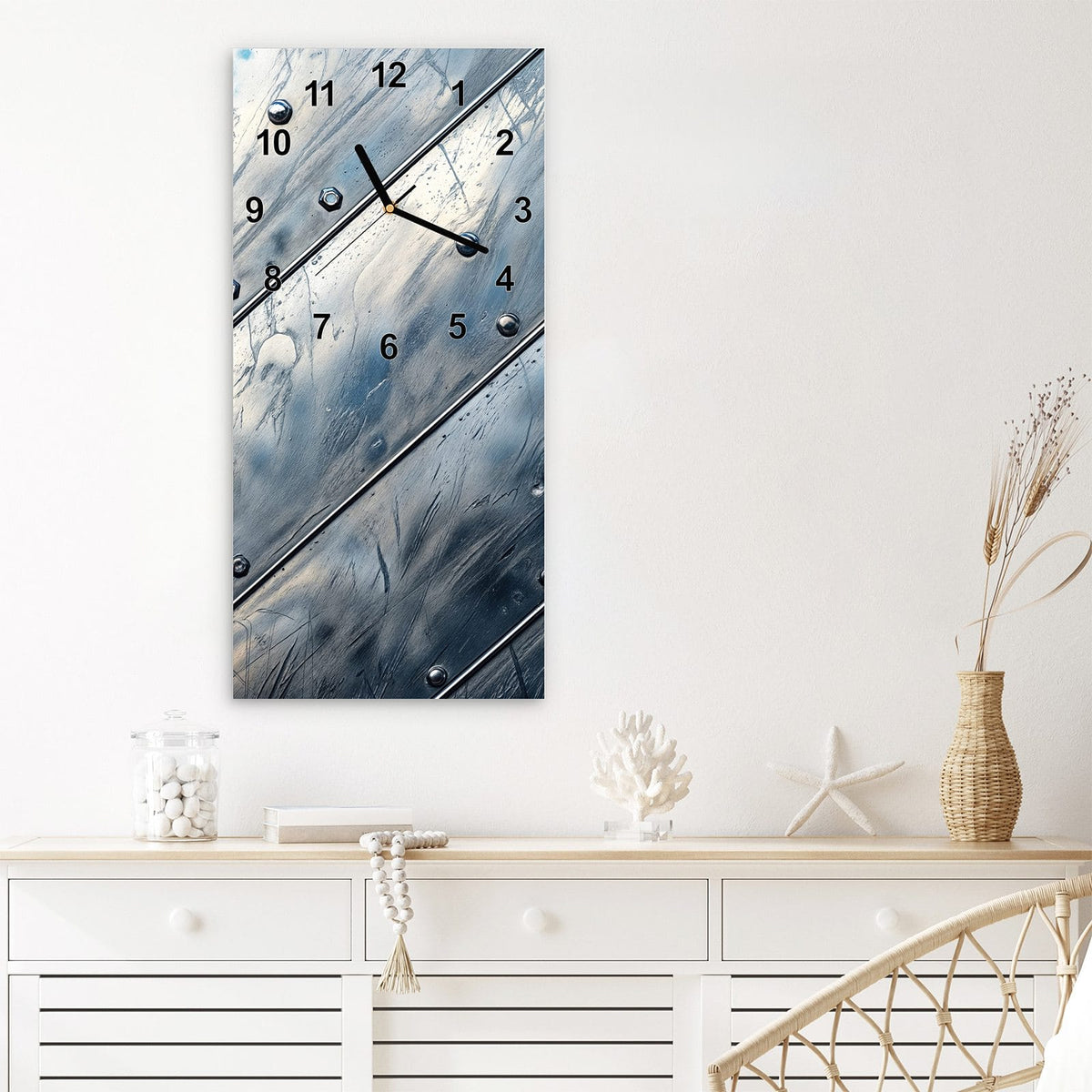 Wanduhr aus Glas im Hochformat Diagonale Metallpaneele mit Ziffernblatt Modern über einem weißen Sideboard