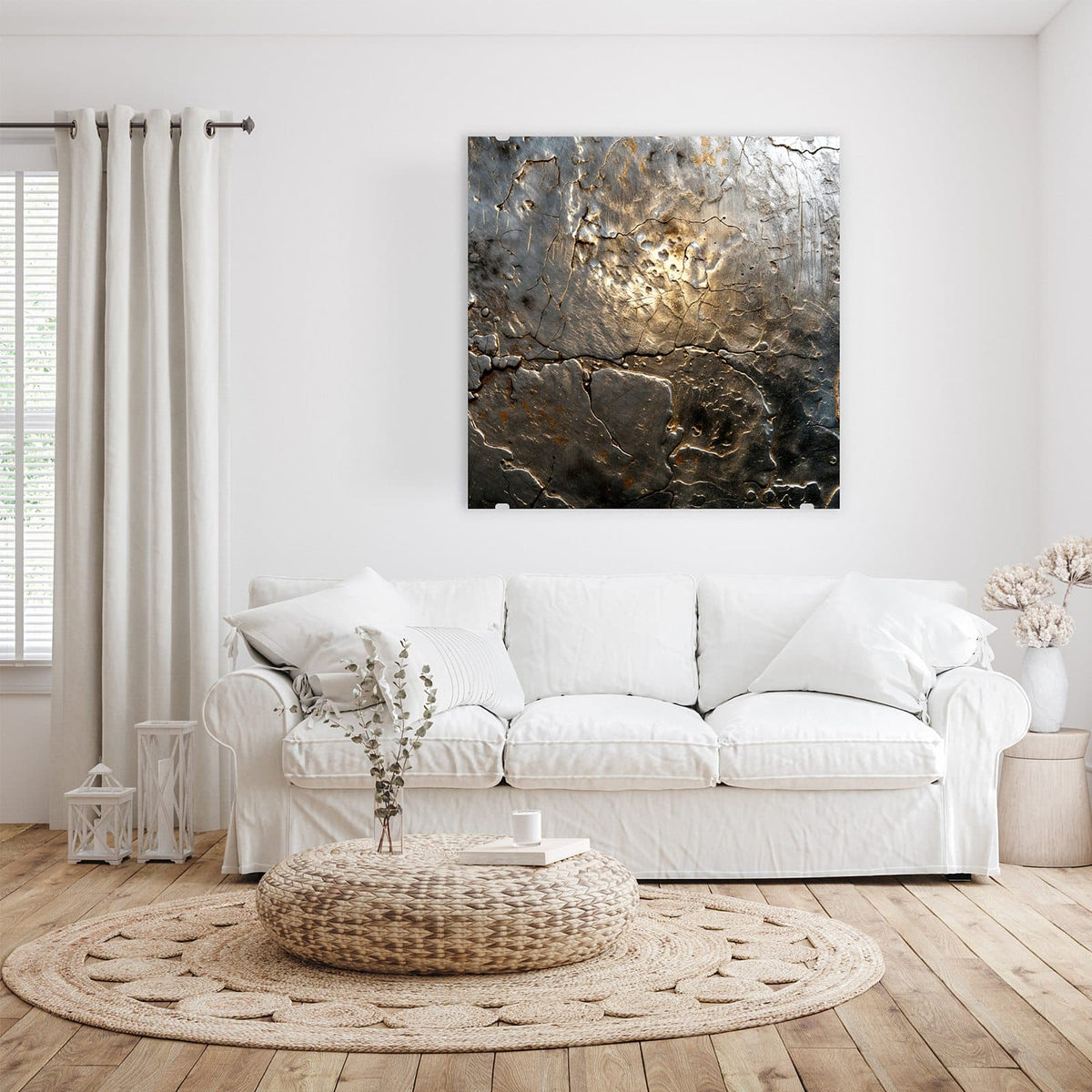 Glasbild Rissiges Metall an der Wand – Silbrig-graue Metallfläche mit tiefen Rissen, die goldbraun aufleuchten