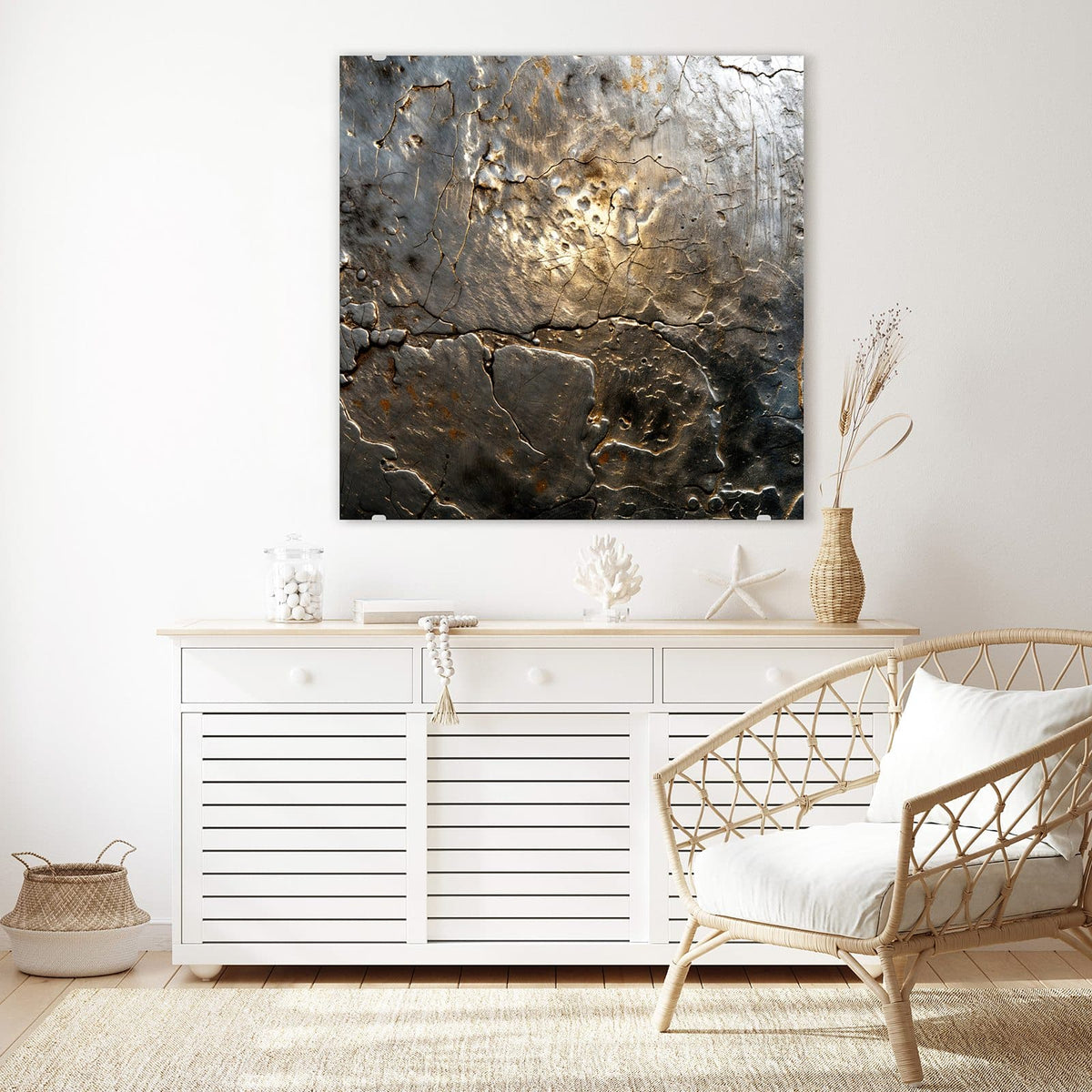 Glasbild Rissiges Metall an der Wand – Silbrig-graue Metallfläche mit tiefen Rissen, die goldbraun aufleuchten
