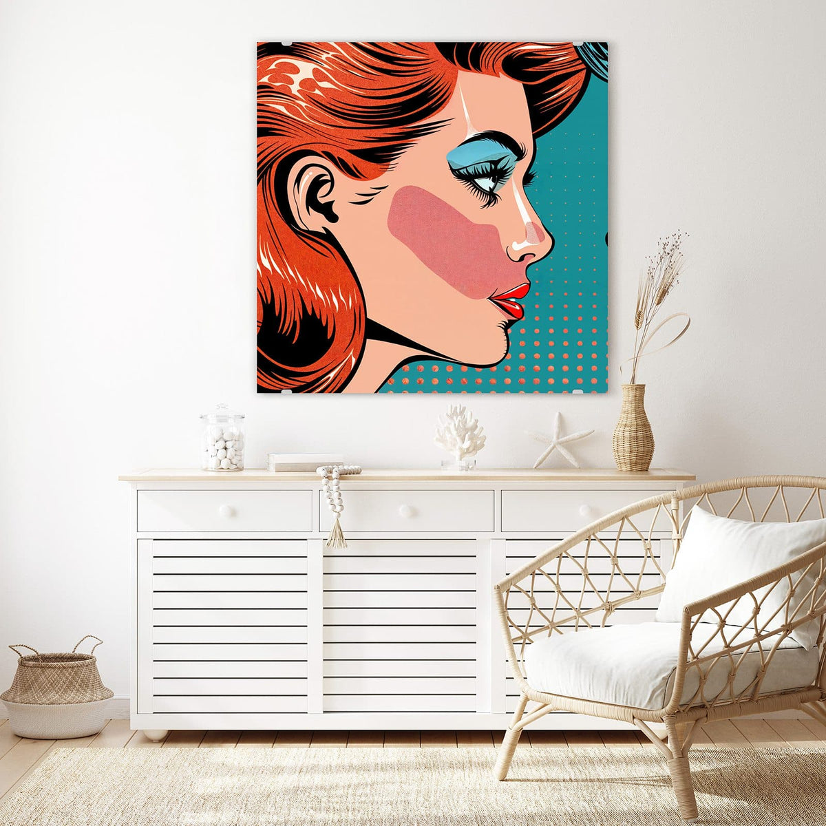 Glasbild Rothaarige im Profil an der Wand – Ein einzelnes Pop-Art-Frauenprofil mit roten Haaren und blauem Lidschatten vor türkisem Punktraster