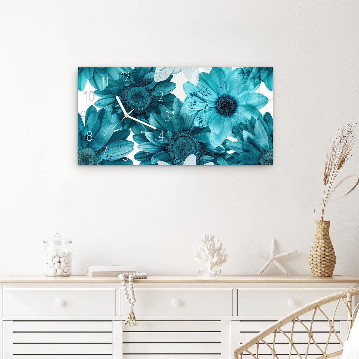 Wanduhr Blaue Blütenpracht aus Glas – Querformat 60 × 30 cm – Türkisblaue Blüten auf Weiß