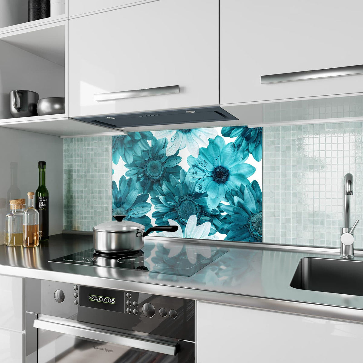 Küchenrückwand aus Glas Türkisblaue Blüten im Hochformat als Spritzschutz hinter dem Kochfeld, über dem Fliesenspiegel montiert