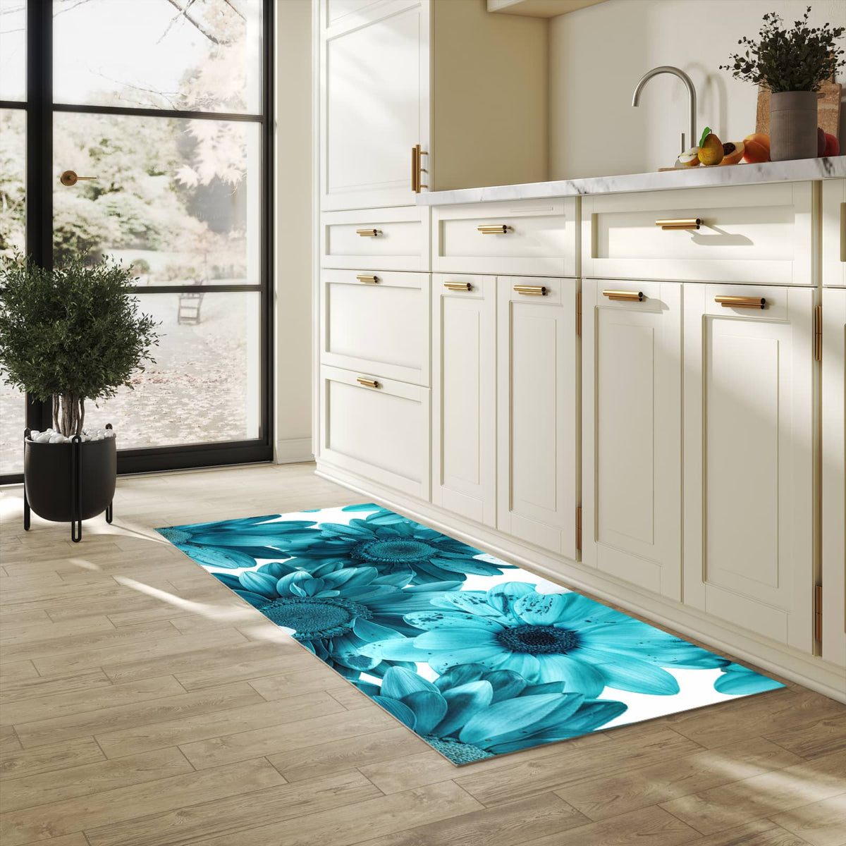 Langlebiger Küchenteppich mit Motiv Blaue Blütenpracht in heller Küche