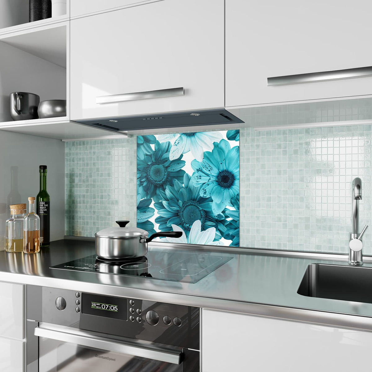 Küchenrückwand aus Glas Türkisblaue Blüten im quadratischen Format als Spritzschutz hinter dem Kochfeld, über dem Fliesenspiegel montiert