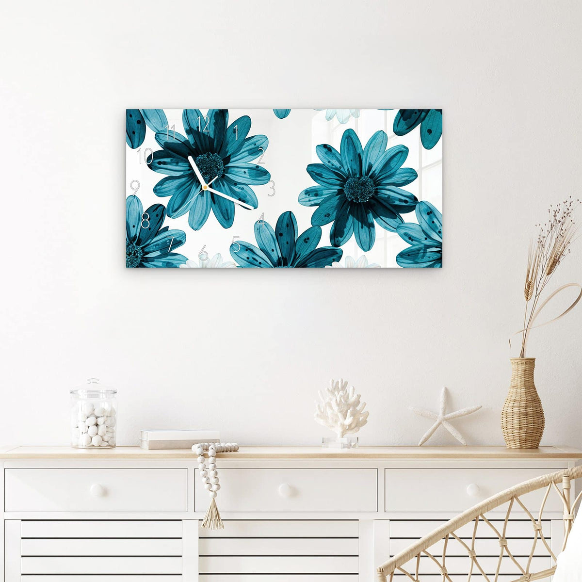 Wanduhr Blaues Blumenmuster aus Glas – Querformat 60 × 30 cm – Blaue Blüten auf Weiß