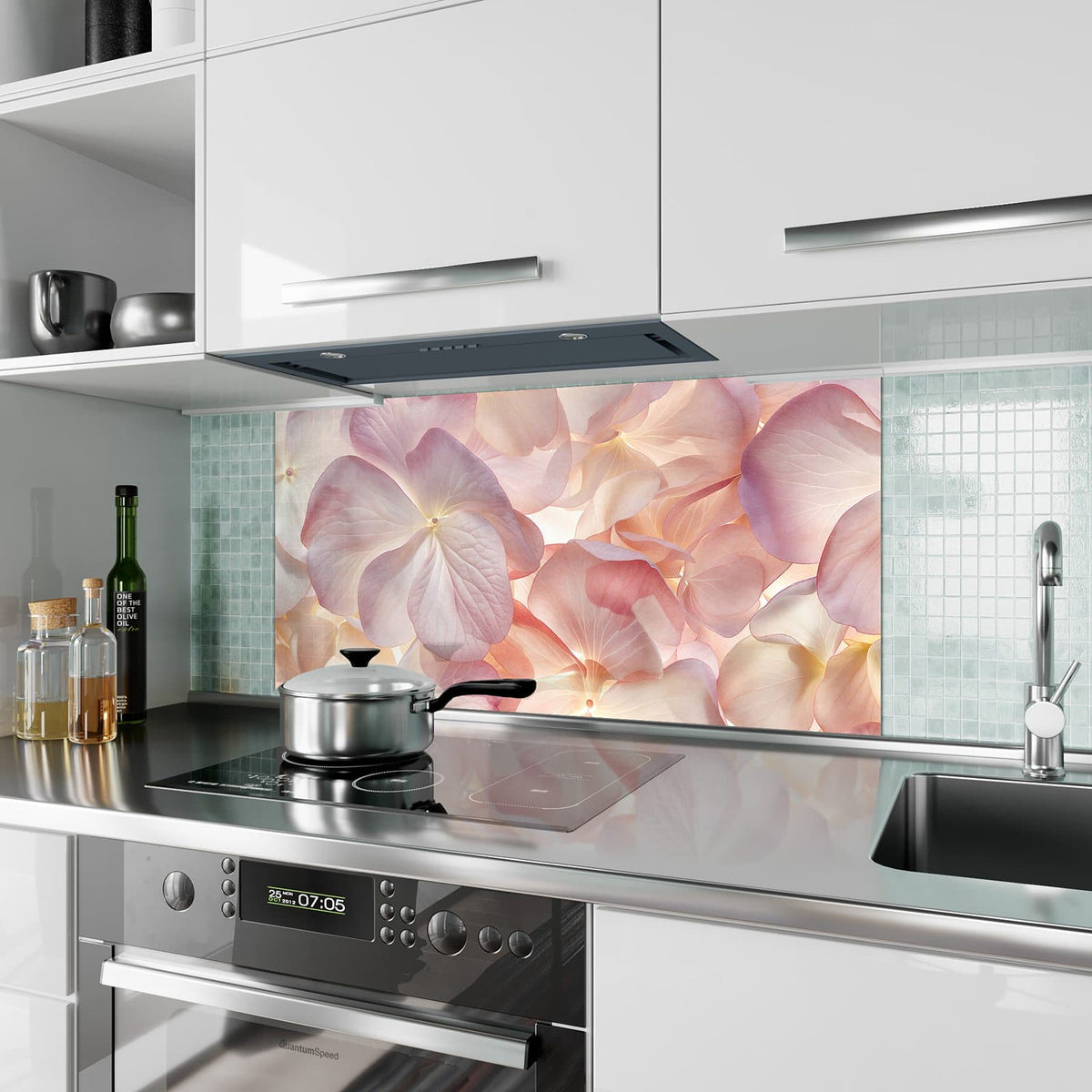 Küchenrückwand aus Glas Hortensien in Pastell im Hochformat als Spritzschutz hinter dem Kochfeld, über dem Fliesenspiegel montiert