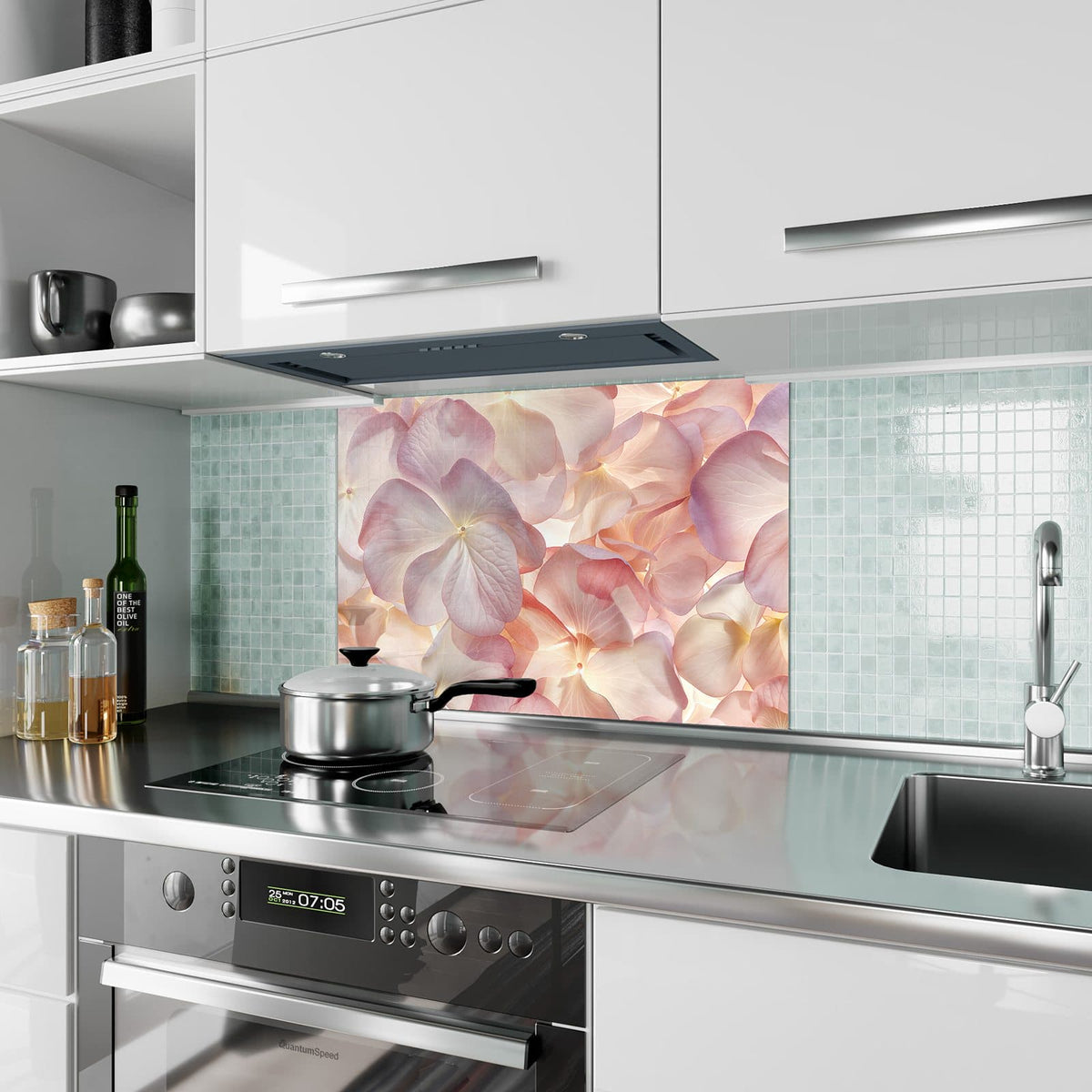 Küchenrückwand aus Glas Hortensien in Pastell im Hochformat als Spritzschutz hinter dem Kochfeld, über dem Fliesenspiegel montiert