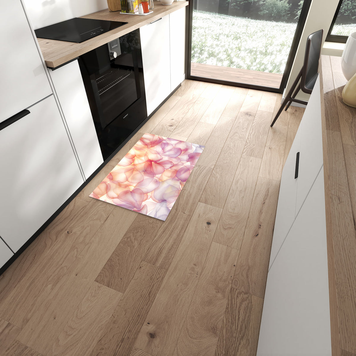 Geruchsneutraler waschbarer Küchenteppich mit Motiv Zarte Blütenblätter in moderner Küche